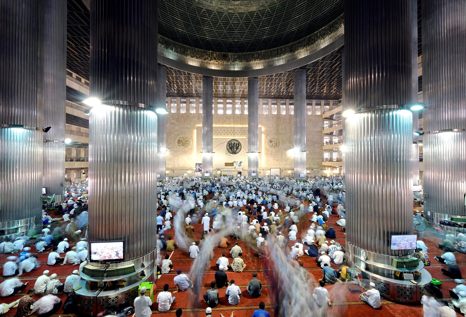 Musulmanes caminan después de una oración en masa durante el mes sagrado del Ramadán en la Mezquita de Istiqlal en Yakarta, Indonesia