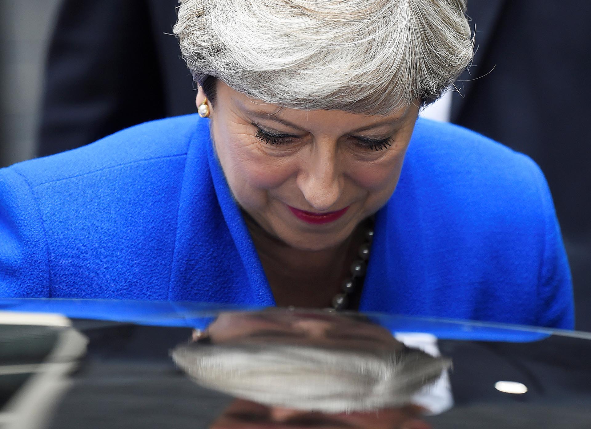 La primera ministra británica Theresa May deja 10 Downing Street para viajar al Palacio de Buckingham a pedir permiso a la Reina para formar un gobierno minoritario