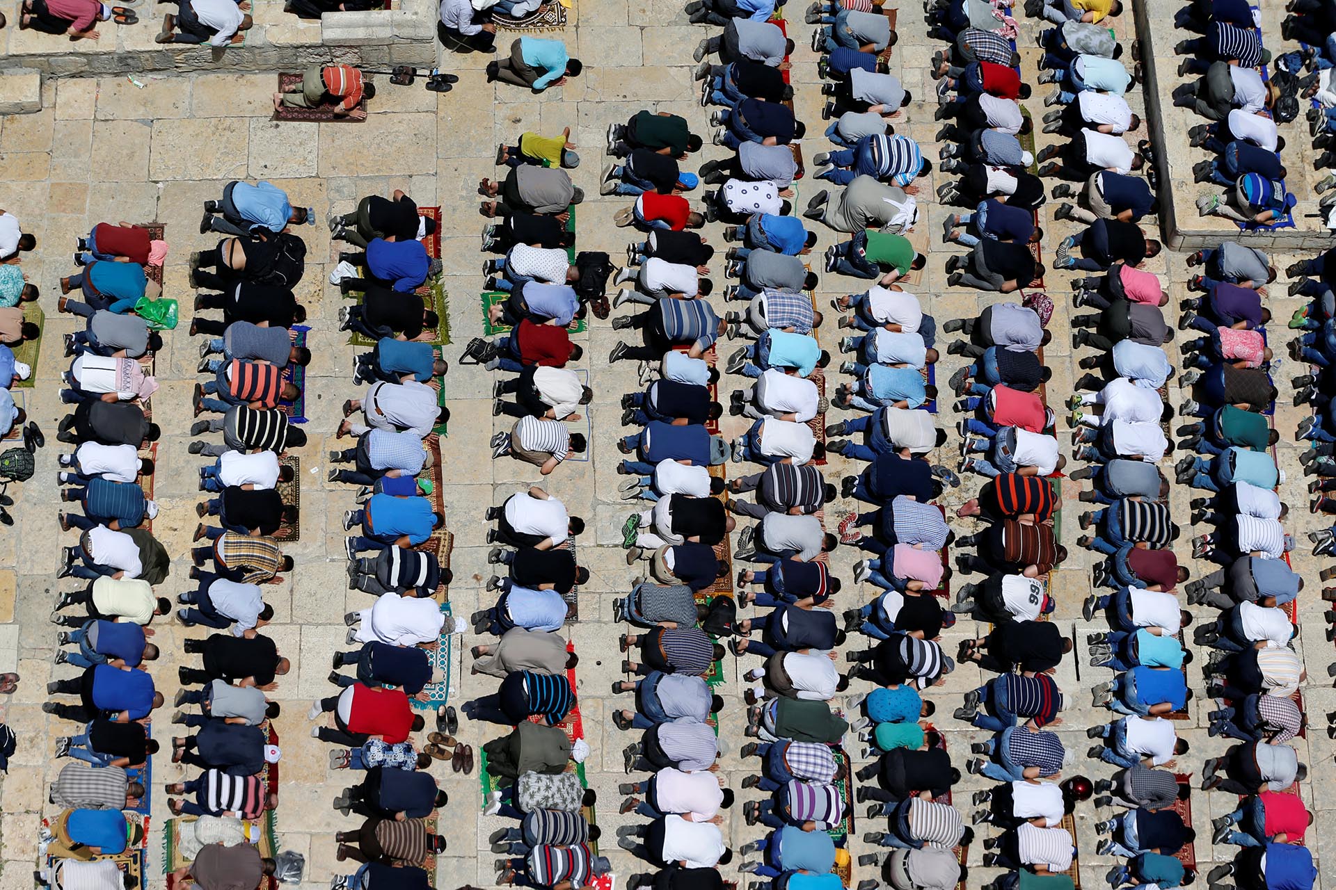 Musulmanes orando por el Ramadán en el recinto conocido por los musulmanes como el Santuario Noble en la Ciudad Vieja de Jerusalén el 9 de junio de 2017