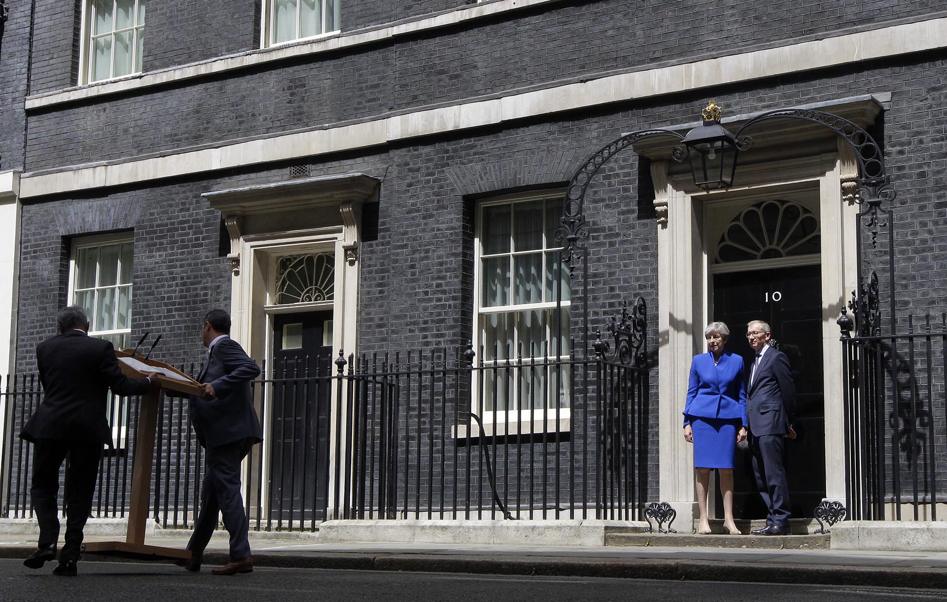 La premier británica Theresa May y su esposo Philip en la puerta de Downing Street tras dirigirse a la prensa este luego de la audiencia con la reina Isabel II en el Palacio de Buckingham