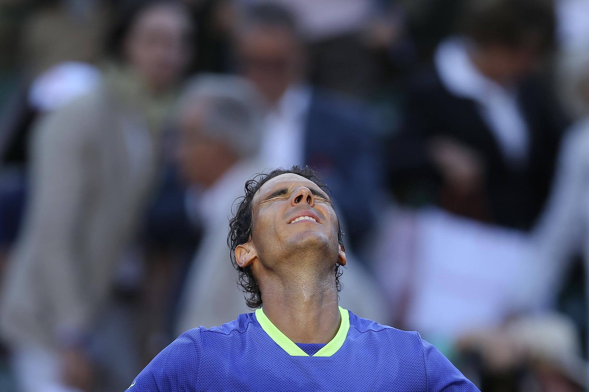 El español Rafael Nadal cierra los ojos después de derrotar al austríaco Dominic Thiem en la semifinal del torneo de tenis Roland Garros