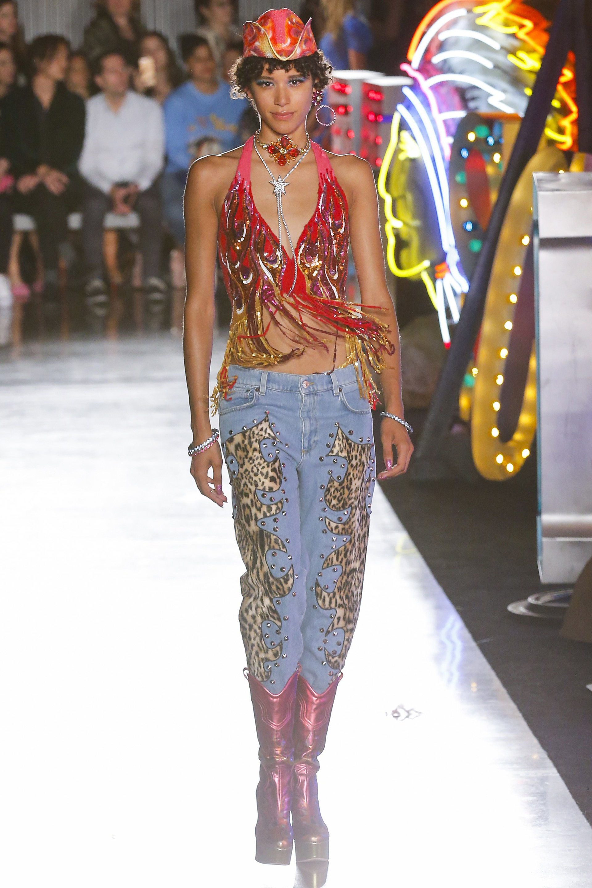 Bordado en animal print, top bordado con flecos y botas texanas metalizadas (Vogue)