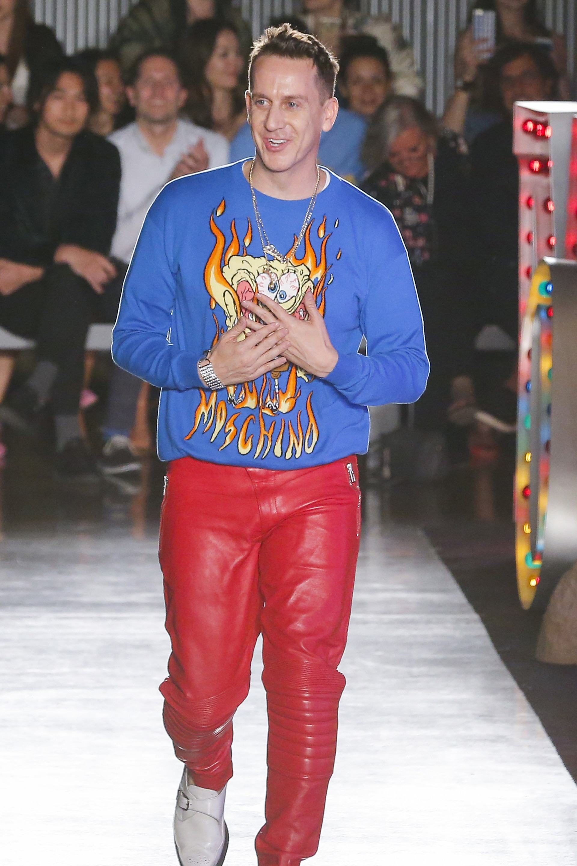 Final del show, el director creativo de la marca como todos los desfiles cierra con prendas del estampado conocido, un buzo azul de Bob Esponja combinado con unos pantalones de cuero rojo (Vogue)