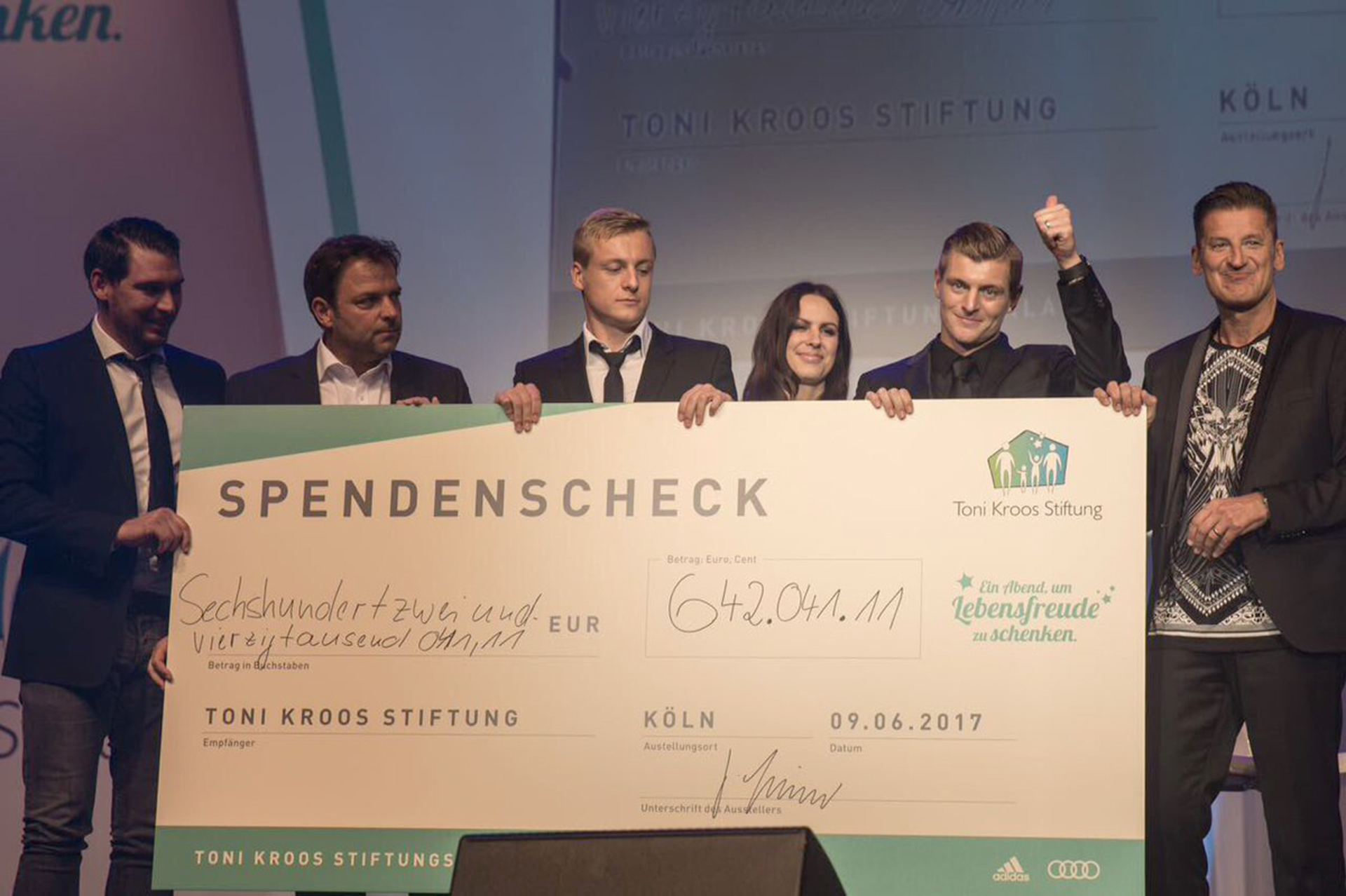 (@TKStiftung) El cheque por el que subastó la camiseta púrpura