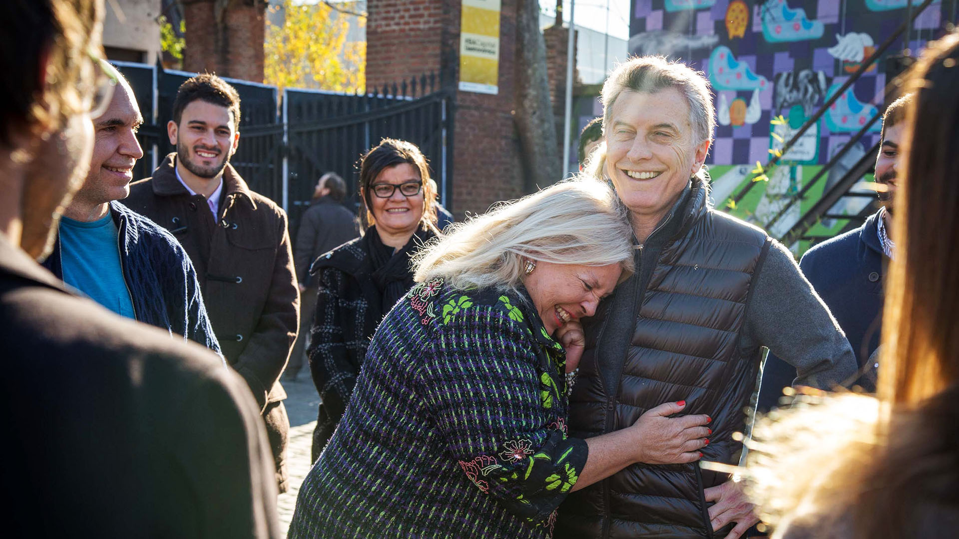 El presidente Mauricio Macri y la líder de la Coalición Cívica, Elisa Carrió, durante un timbreo meses atrás