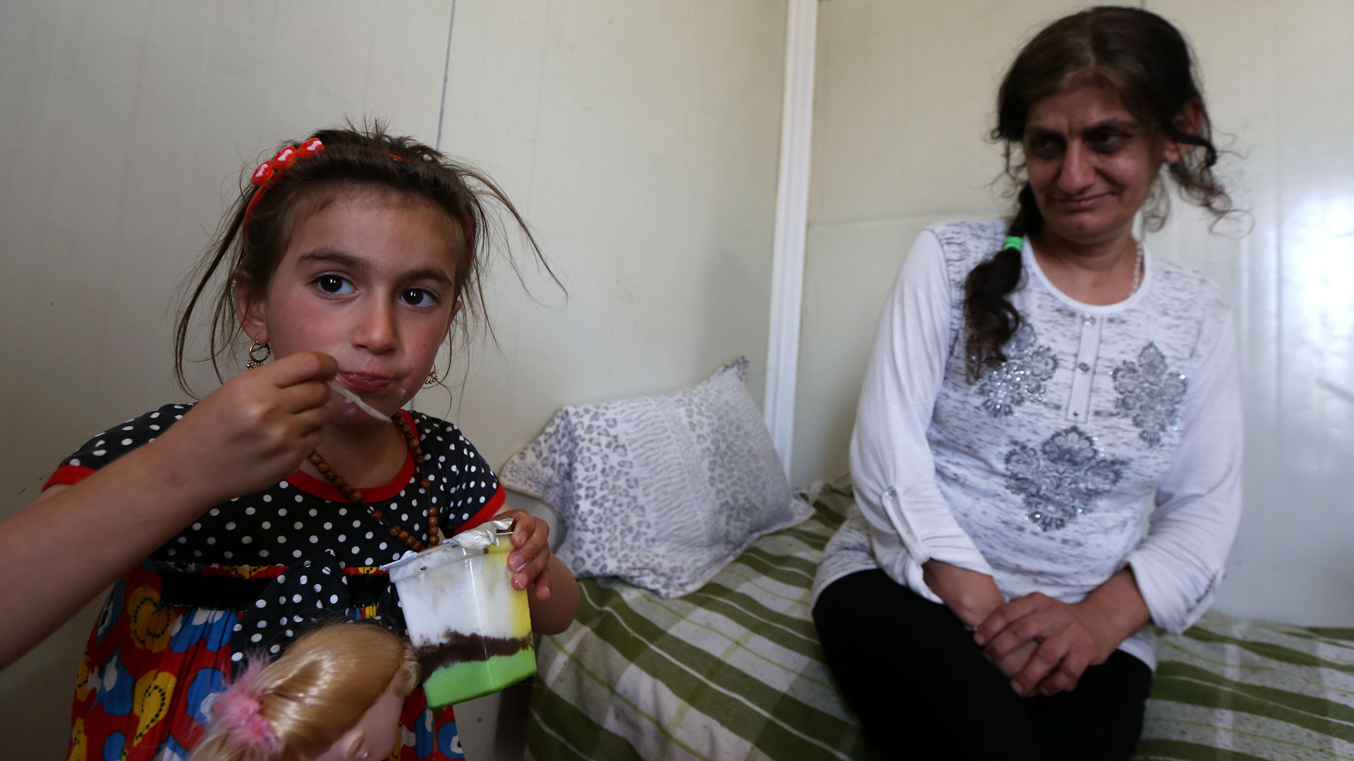 Christina junto a su madre, después de 3 años separadas (AFP PHOTO)