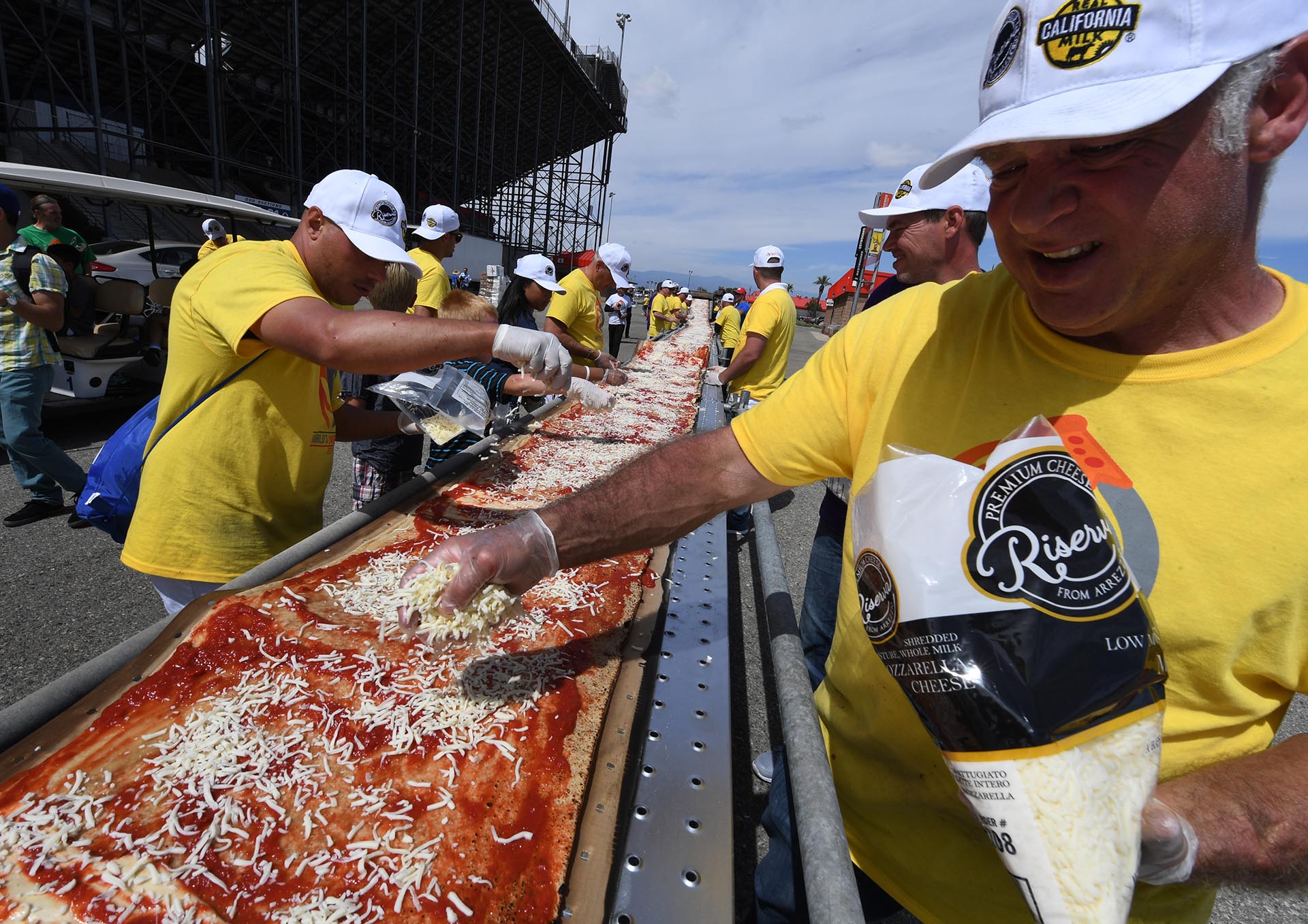 Para preparar la pizza hicieron falta tres hornos industriales que funcionaron sin parar durante ocho horas, y que fueron movilizados a lo largo de la pizza cada 17 minutos, de manera que los expertos y voluntarios que participaron en la elaboración tuvieron que mantener el ritmo a lo largo de un proceso que concluyó bien entrada la tarde