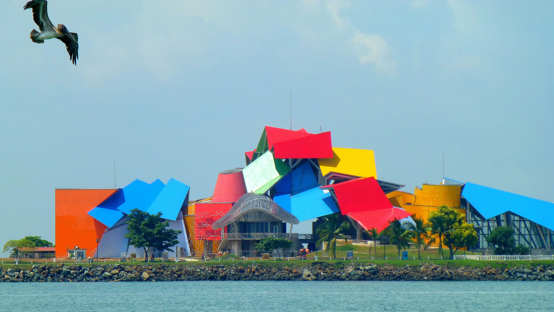 Fue inaugurado en 2013; cuentas con paneles superpuestos de colores vivos que lo convierten en único, y representa su vinculación con la ecología