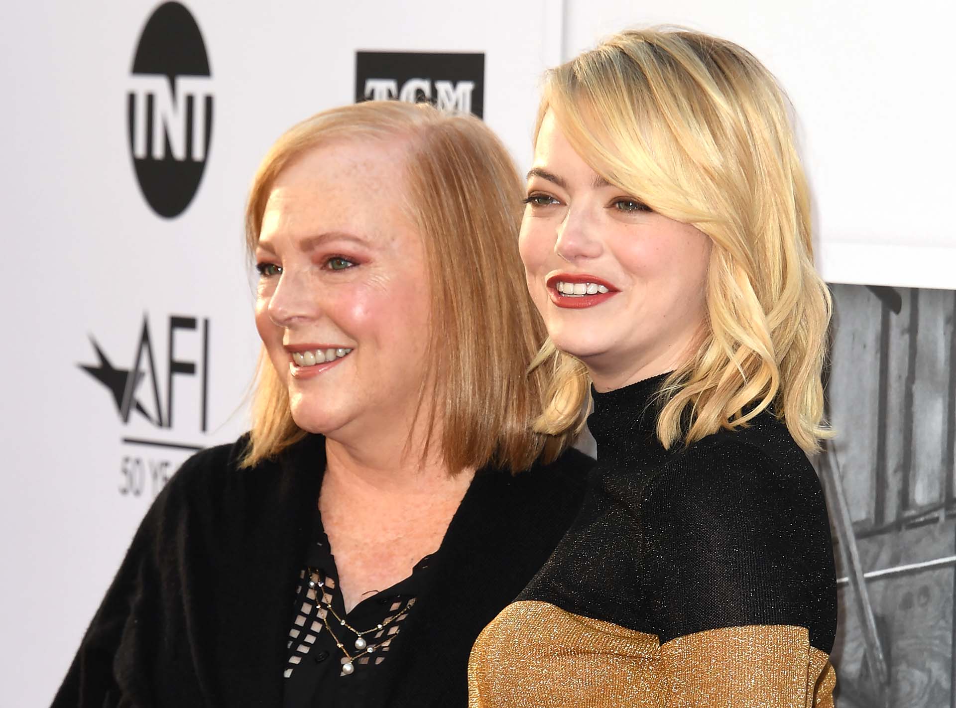Emma Stone arribó en compañía de su madre, Krista Stone