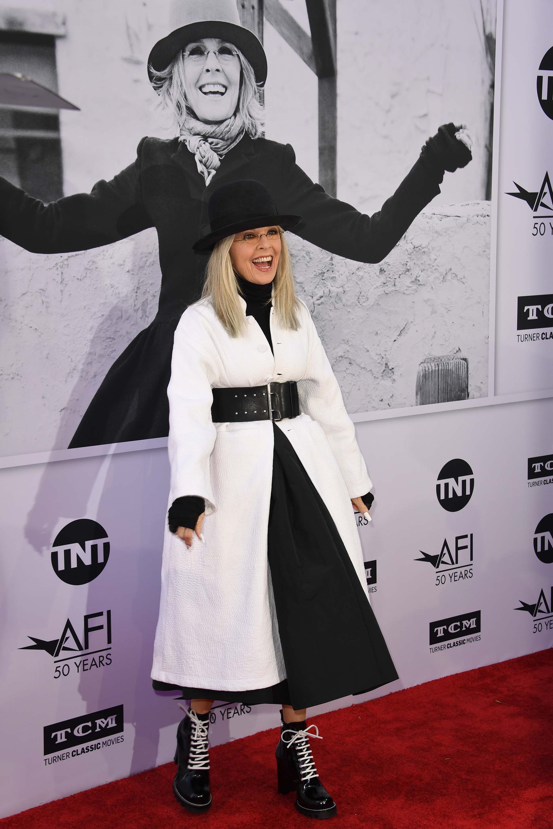 La actriz arriba al Dolby Theatre para la gala en su honor. En esta ocasión, eligió un vestido negro, un abrigo blanco con un gran cinturón y zapatos abotinados