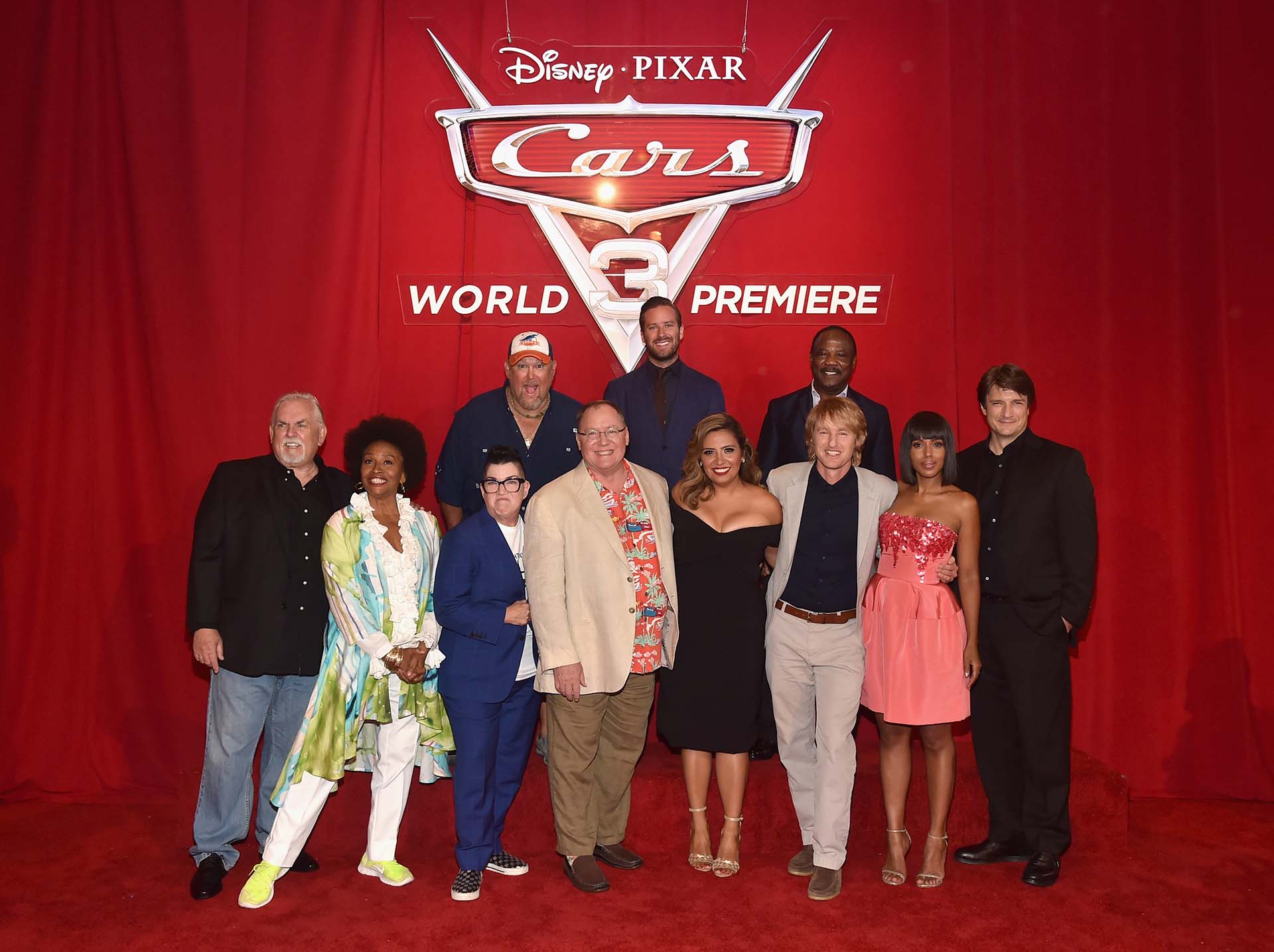 El elenco completo en la foto oficial de la premiere mundial de “Cars 3”: Larry the Cable Guy, Armie Hammer e Isiah Whitlock Jr. junto a John Ratzenberger, Jennifer Lewis, Lea DeLaria, John Lasseter, Cristela Alonzo, Owen Wilson, Kerry Washington y Nathan Fillion //: Fotos: Getty Images