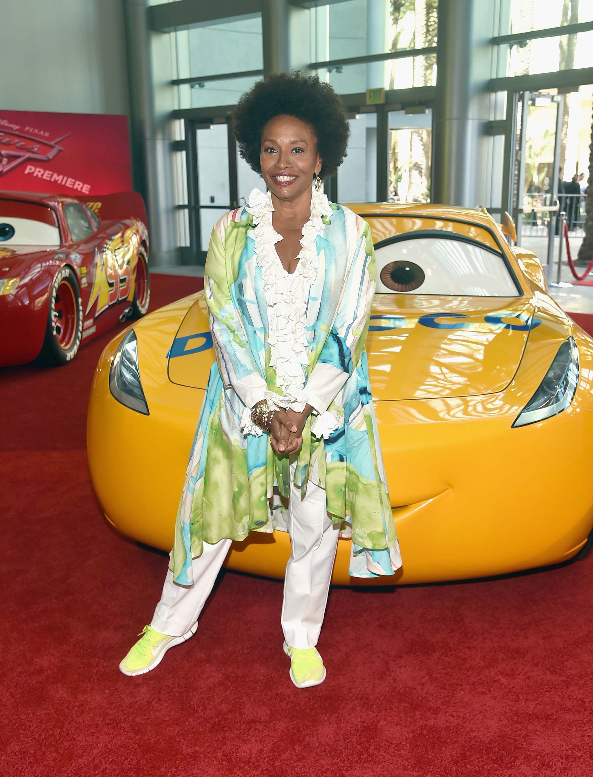 Jennifer Lewis. La esperada película animada continúa el hilo argumental de Cars (2006) y Cars 2 (2011)
