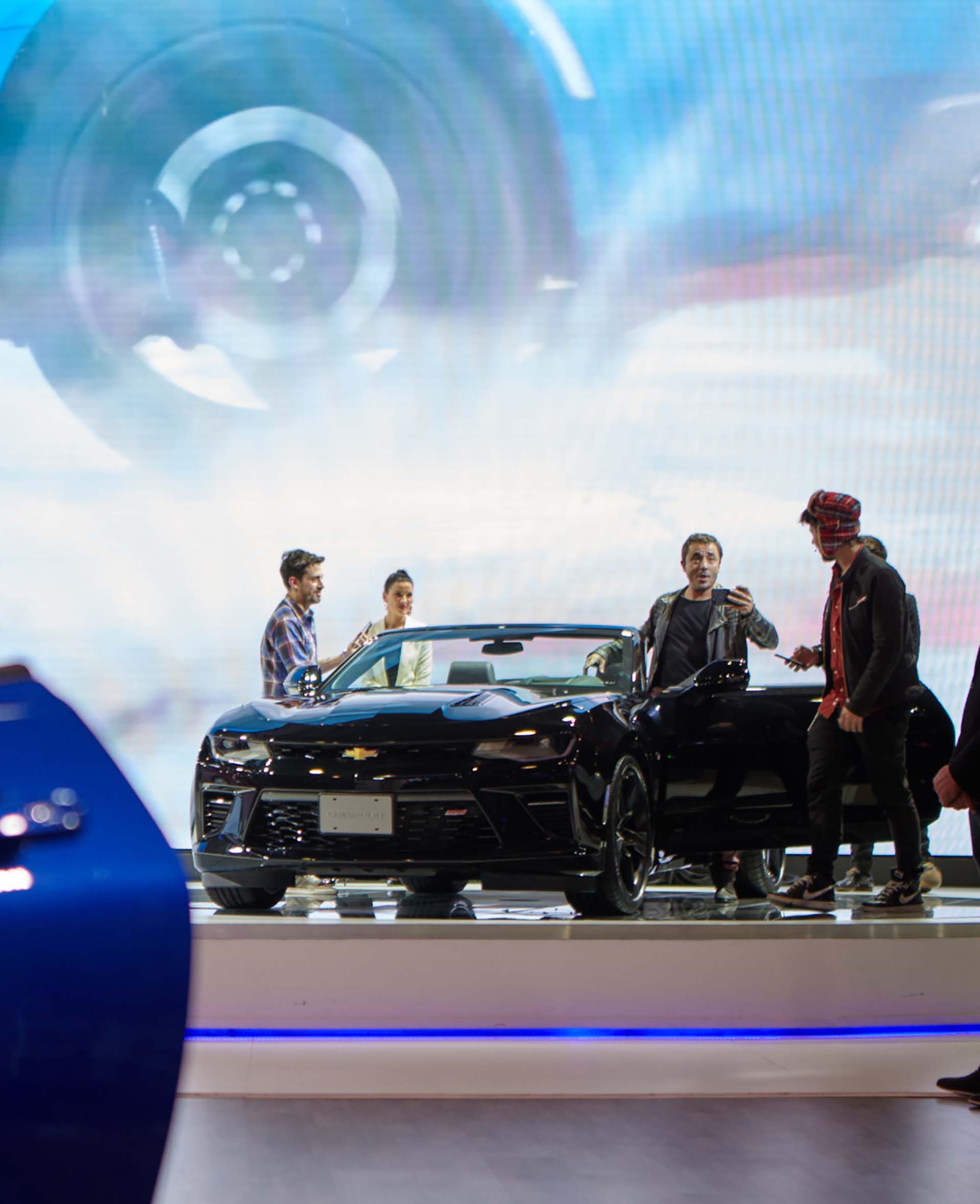 Pablo Granados, Santiago Maratea y Radagast con el nuevo Camaro SS Coupé (GM)
