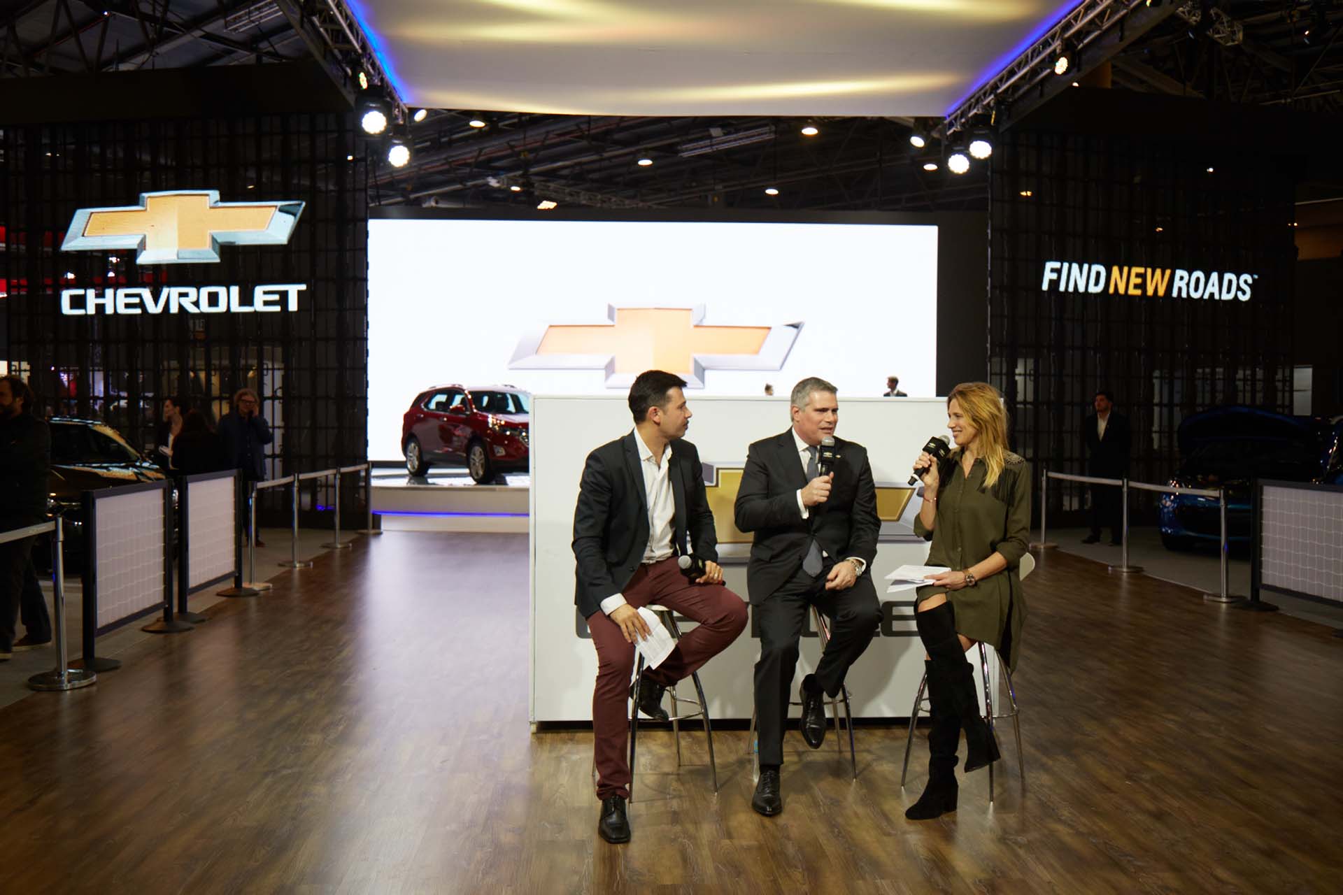 El periodista Santiago do Rego, Carlos Zarlenga y la periodista Alina Moine en la presentación de Chevrolet (GM)