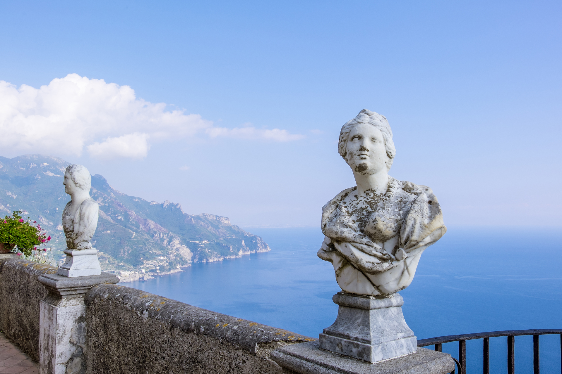 Villa Cimbrone alberga un hotel de cinco estrellas, pero sus jardines están abiertos al público, así como también su famosa terrazza dell’infinito (iStock)