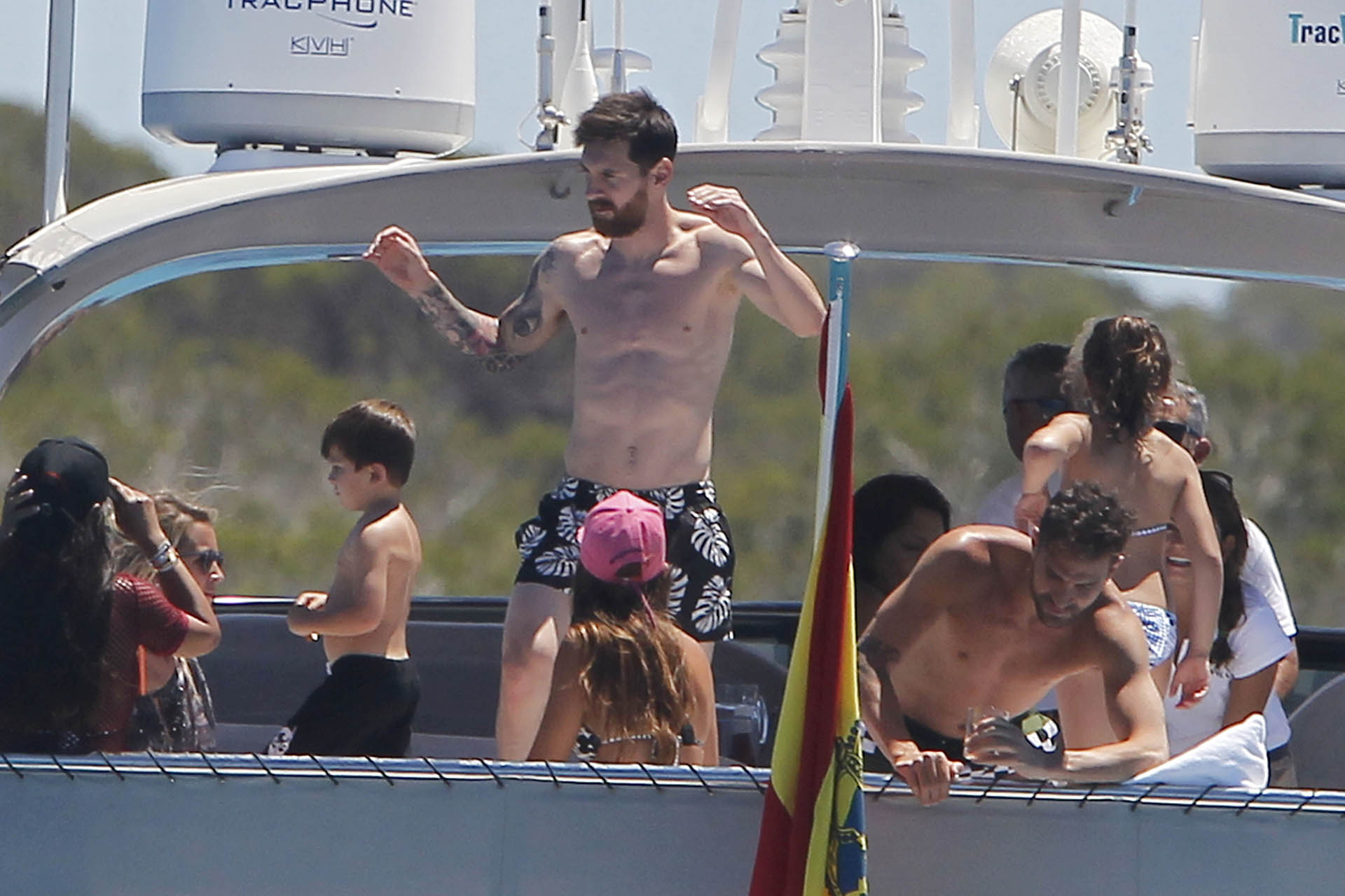 Familia y amigos, el mejor plan para las vacaciones pre boda. Leo con un llamativo short de baño en blanco y negro con hojas (julio 2017, Grosby Group)