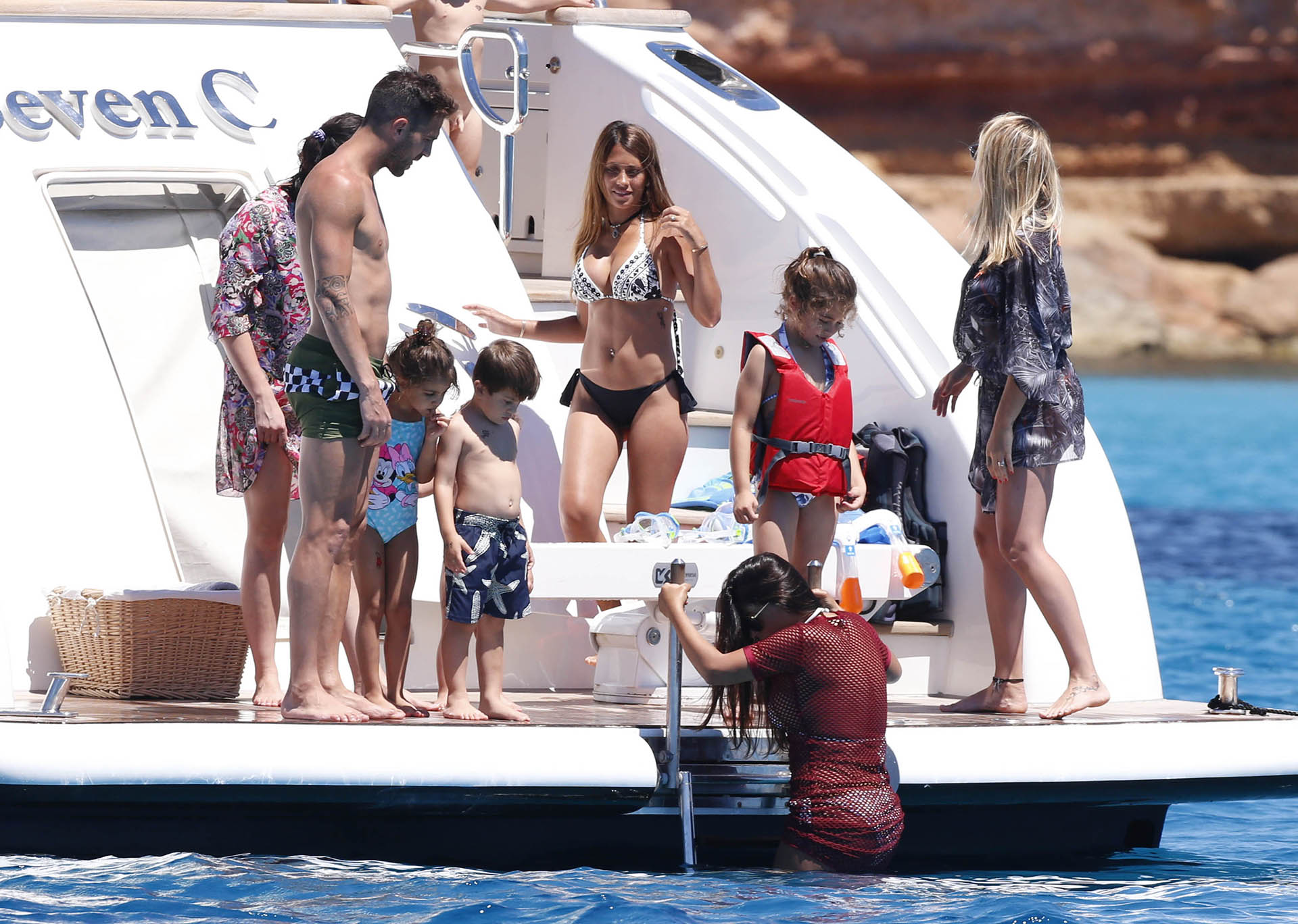 Paseos en yate, motos de agua y mucha playa para las vacaciones de las familias Messi, Fábregas y Suarez. Julio 2017 (Grosby Group)