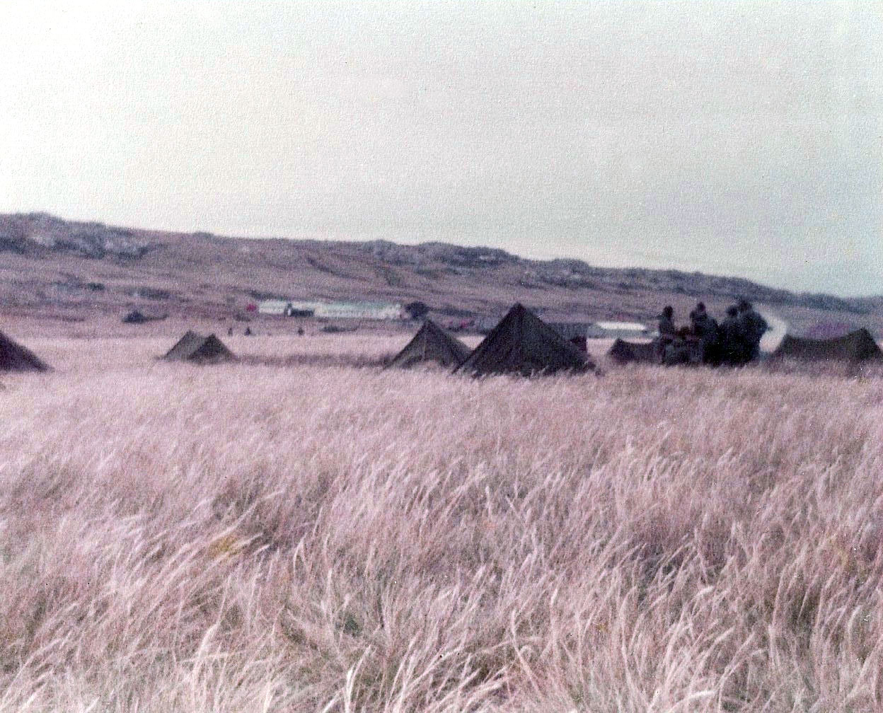 Las carpas de la sección del subteniente Esteban La Madrid y el sector como reserva helitransportada en Moody Brooke (se ve al fondo ex cuartel de los Royal Marines)