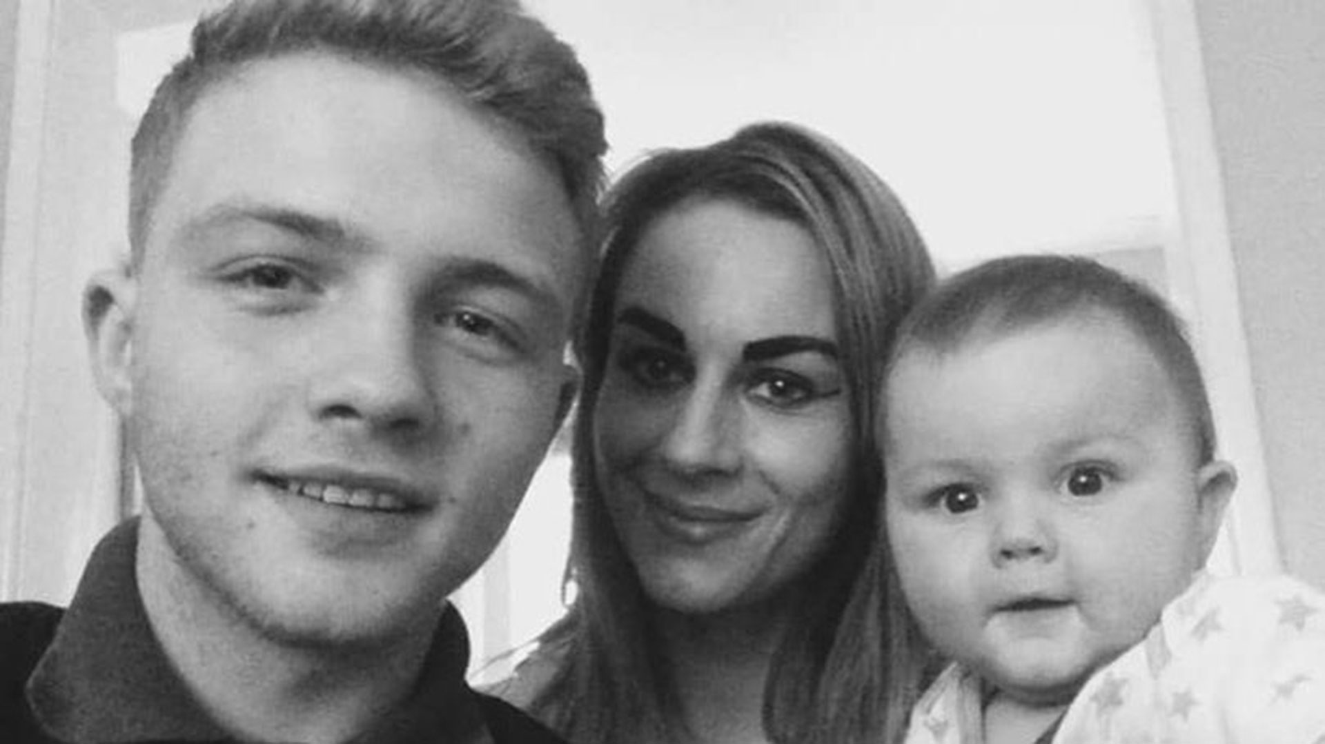 La pareja con su pequeño hijo Jay, hoy de nueve meses. Nació en agosto de 2016 (Facebook)