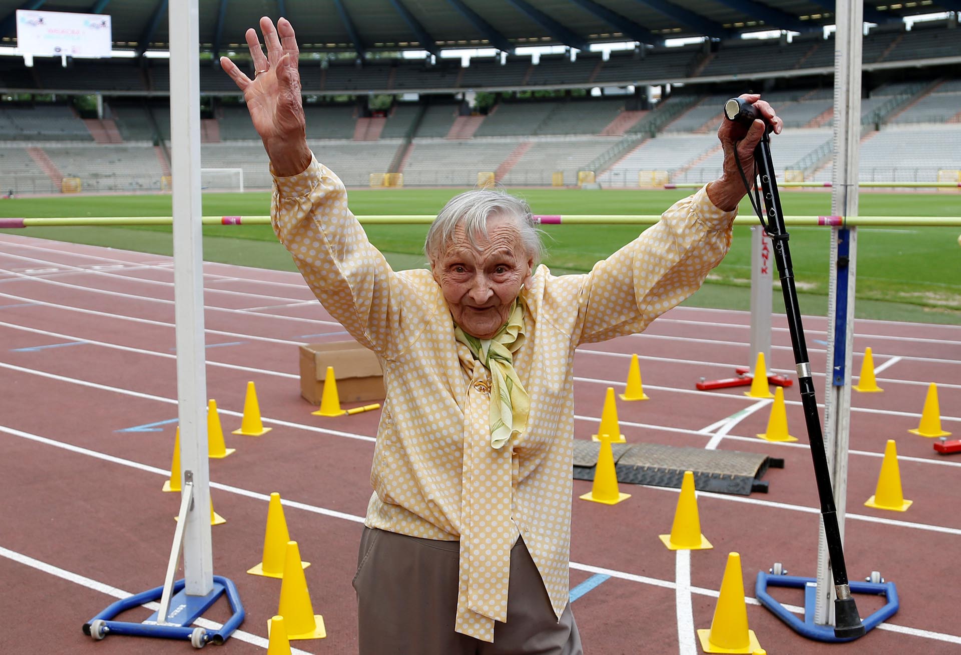 La reacción de una anciana después de cruzar la línea de llegada del evento de obstáculos durante las “Olimpiadas para Mayores” en el estadio King Baudouin en Bruselas, Bélgica