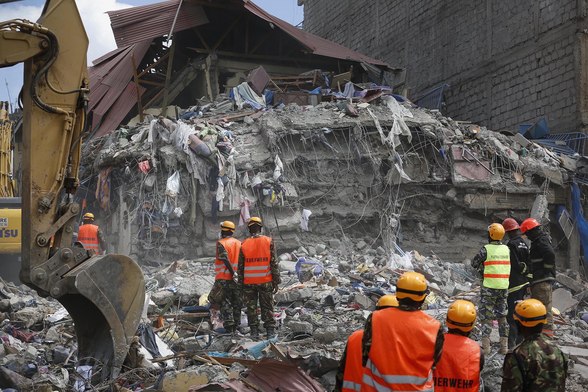 Una excavadora trabaja para remover escombros y buscar a los supervivientes del edificio de siete plantas que anoche se derrumbó en un barrio en la zona residencial de Kware Pipeline Embakasi, a las afueras de Nairobi, Kenia