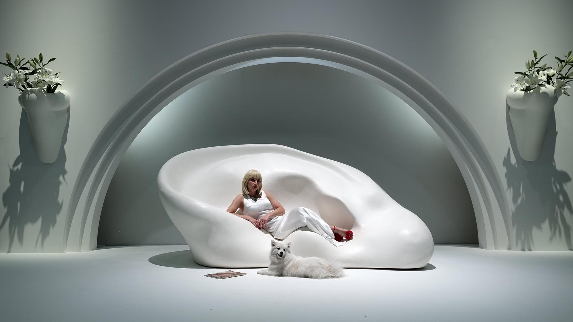 Vista de la obra ‘Ear sofa; Nose Sconces with Flowers’ del artista estadounidense John Baldessari durante la feria internacional Art Basel, en Basilea, Suiza