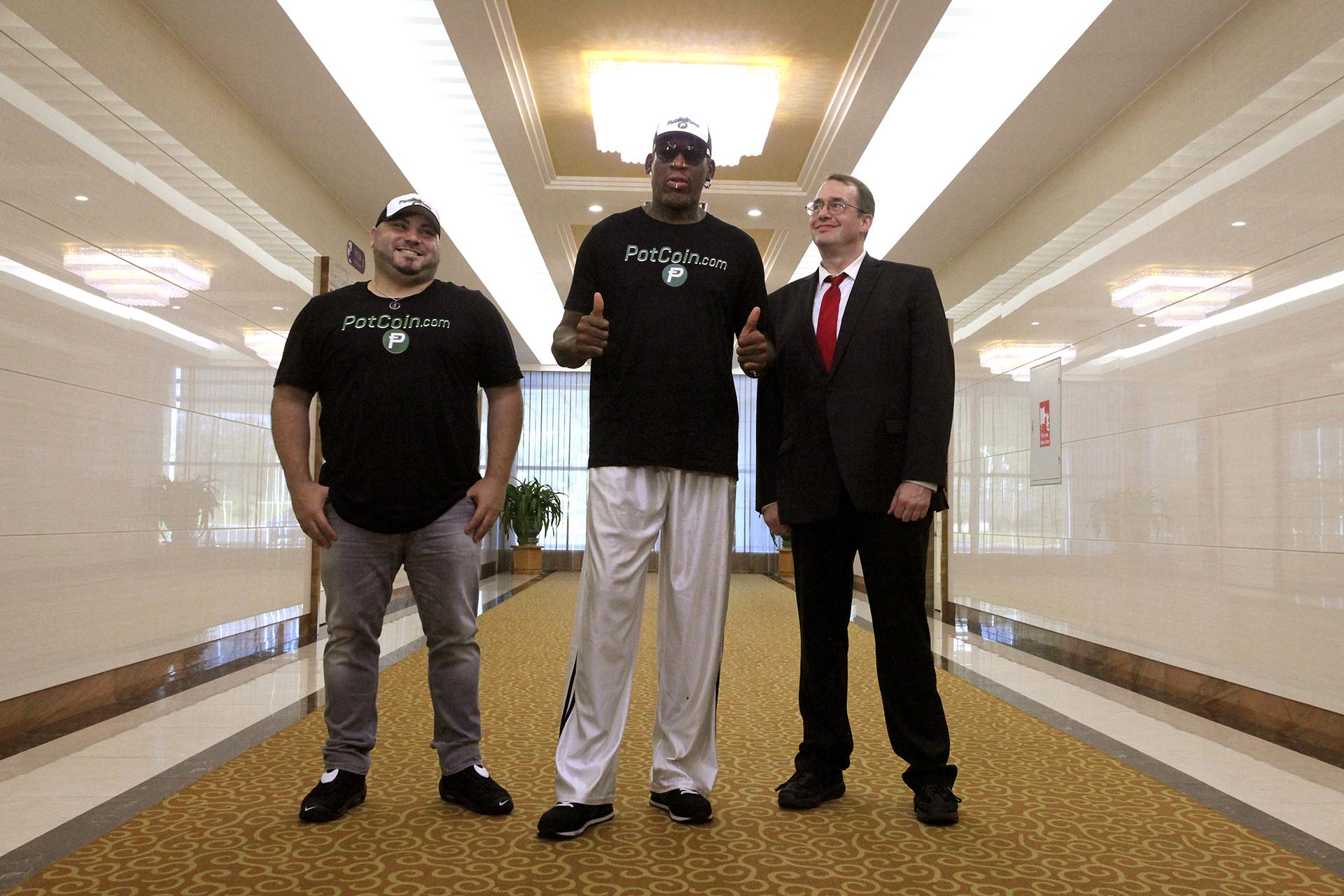 La ex estrella de baloncesto de la NBA Dennis Rodman posa con su séquito a su llegada al Aeropuerto Internacional Sunan el martes en Pyongyang, Corea del Norte
