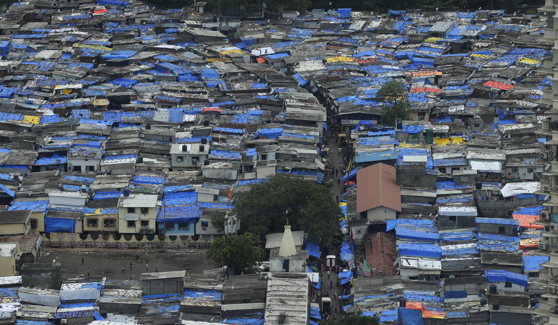 Los tejados de las casas en Mumbai, India, están cubiertos con láminas de plástico como protección contra las lluvias monzónicas