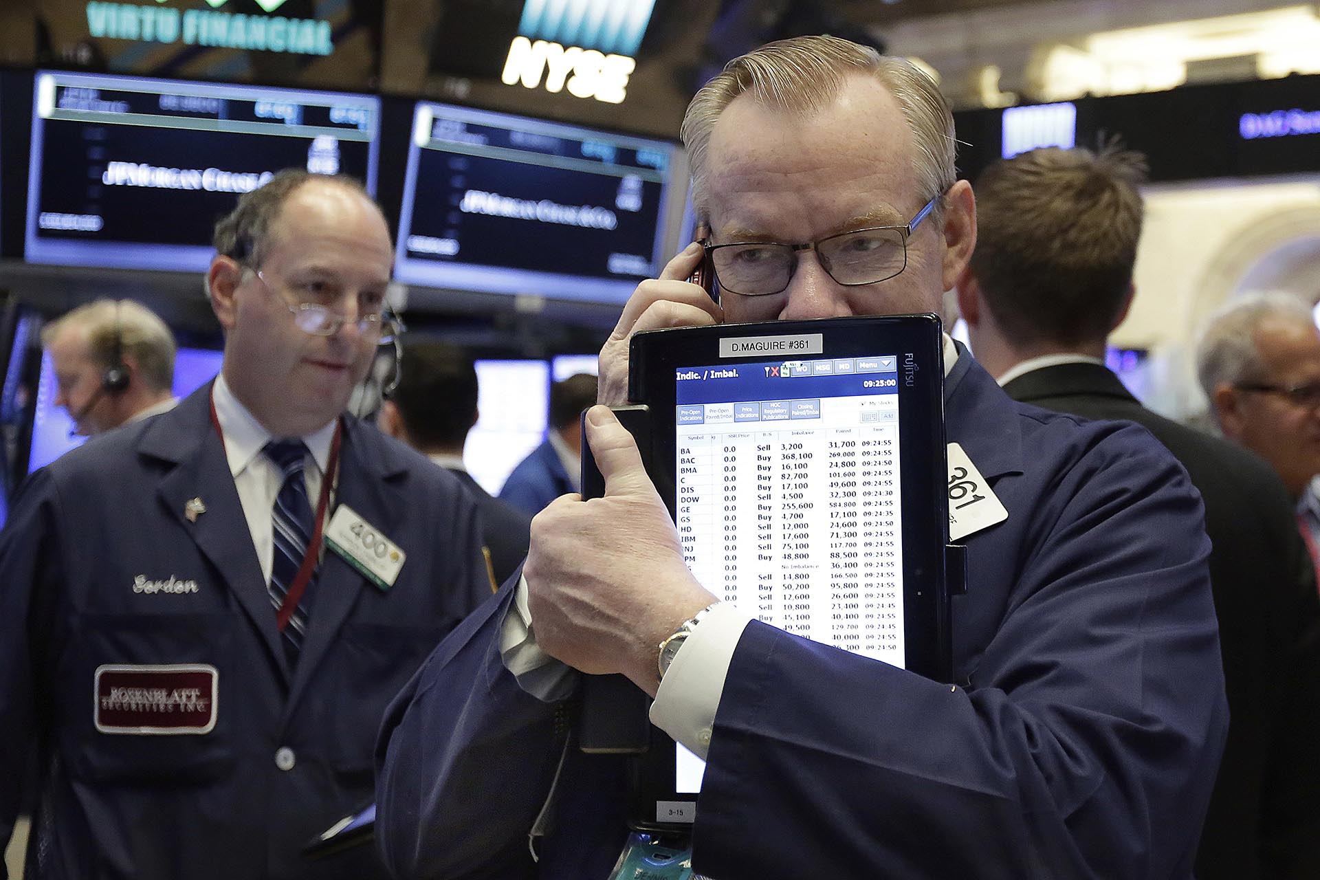 El corredor de bolsa Dennis Maguire trabaja en el piso de Wall Street. Las acciones tecnológicas están liderando el mercado ligeramente más alto en las primeras operaciones, recuperando parte del terreno perdido en los últimos dos días