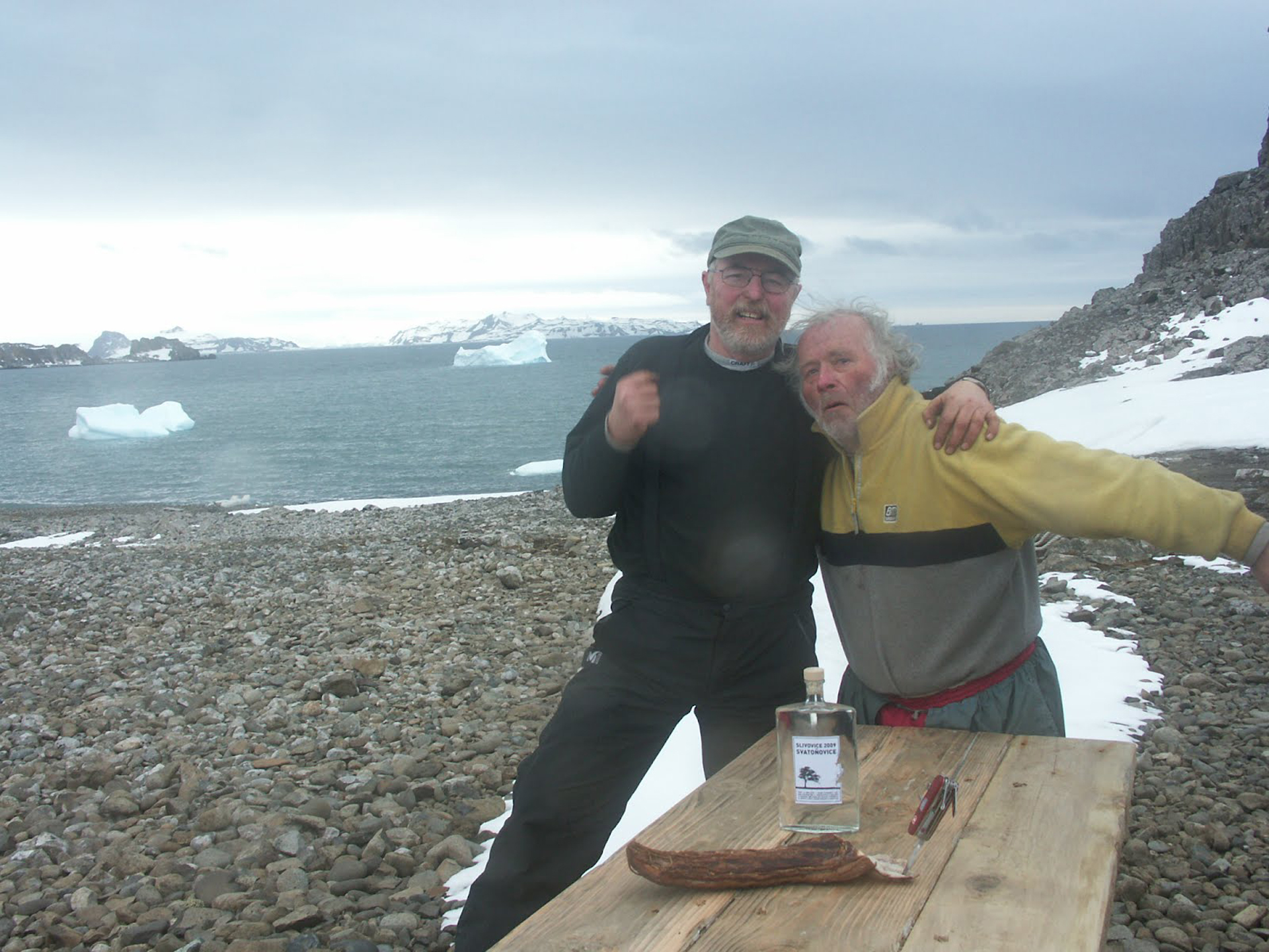 Pavlicek posa junto Jan Mertlík, uno de los amigos que lo visitó