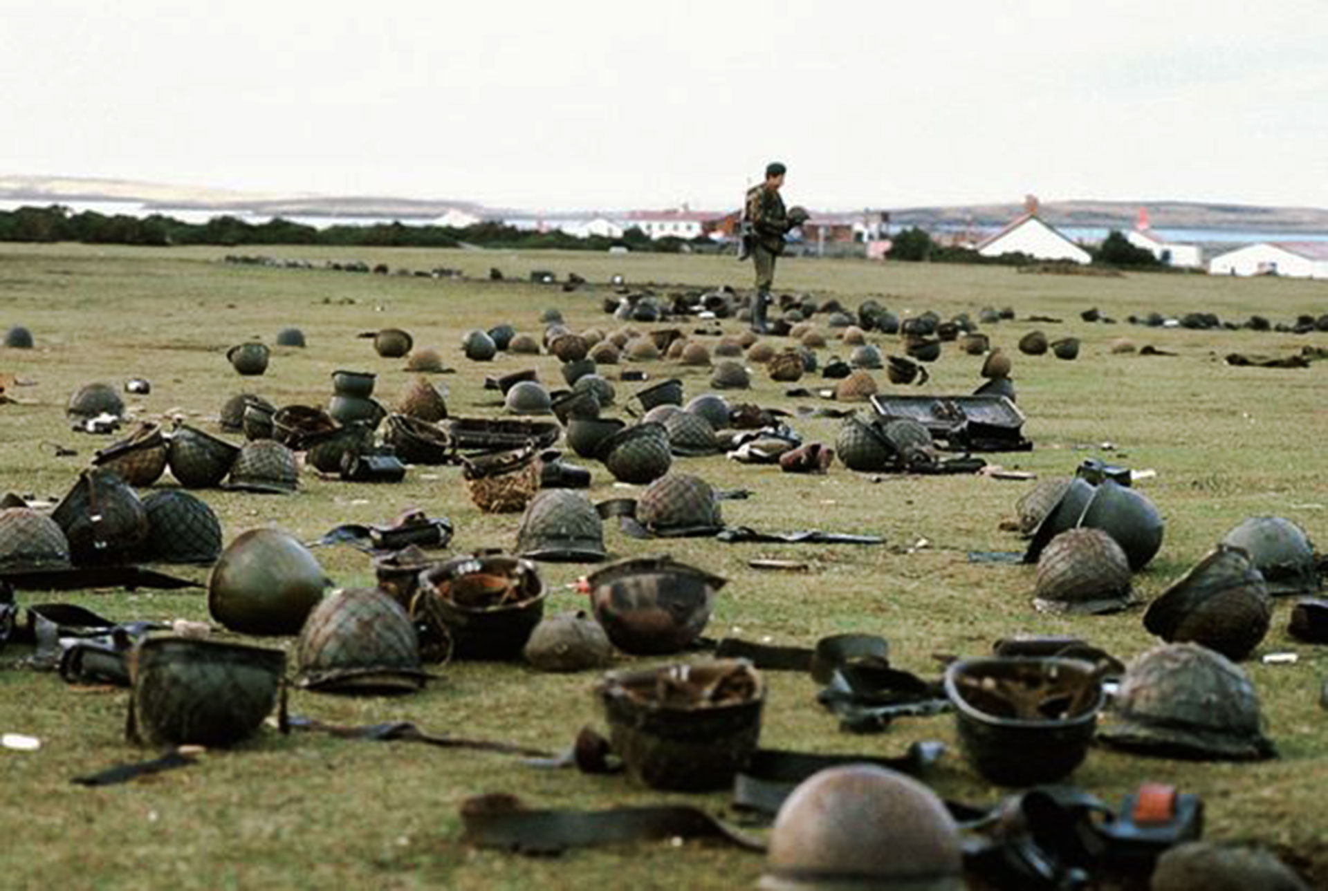 La guerra de Malvinas dejó 649 muertos argentinos, 255 británicos y 3 civiles isleños