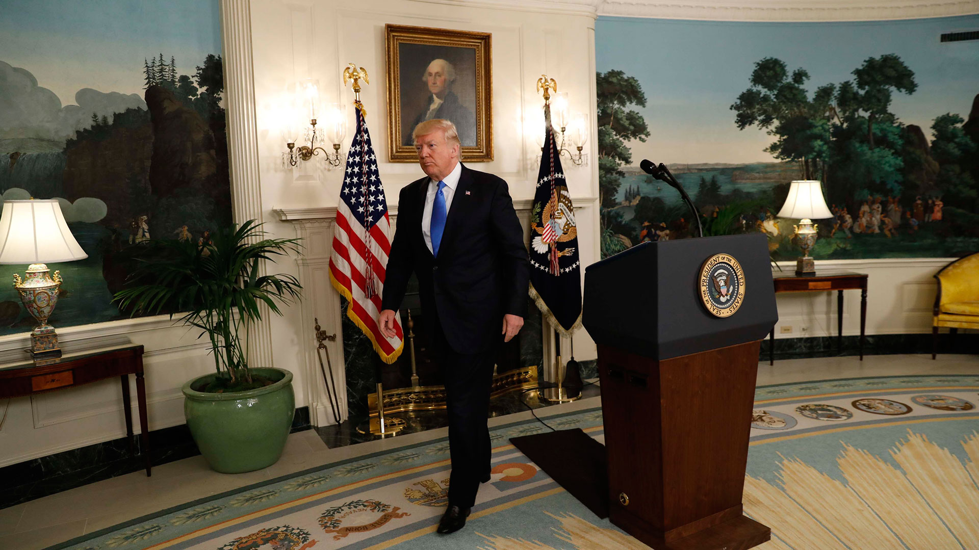 “Aquellos que sirven en nuestra capital están aquí porque aman su país”, dijo Trump (Reuters)