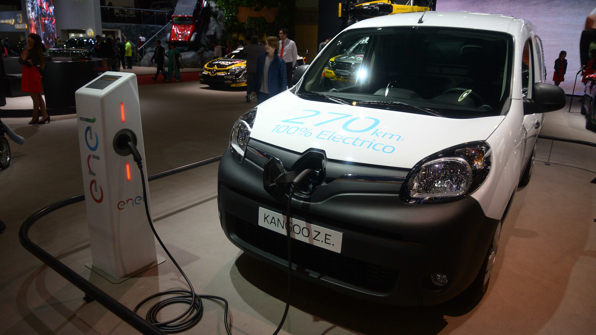 Se denominación ZE significa “Zero Emissions” y tiene una autonomía de carga de 200 kilómetros (Enrique Abatte)
