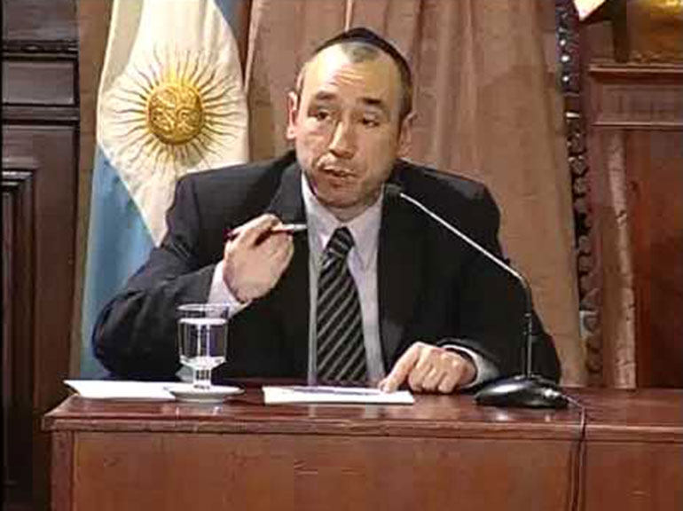 El Rabino Szlajen hablando en el Senado de la Nación, sobre su libro “Filosofía judía y aborto”