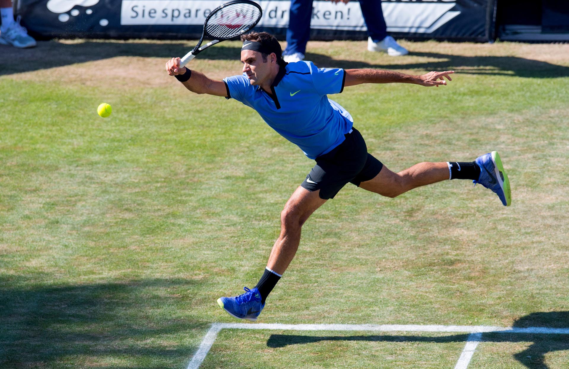 El suizo Roger Federer devuelve la pelota al alemán Tommy Haas en el torneo de tenis de la Copa ATP en Stuttgart, al suroeste de Alemania