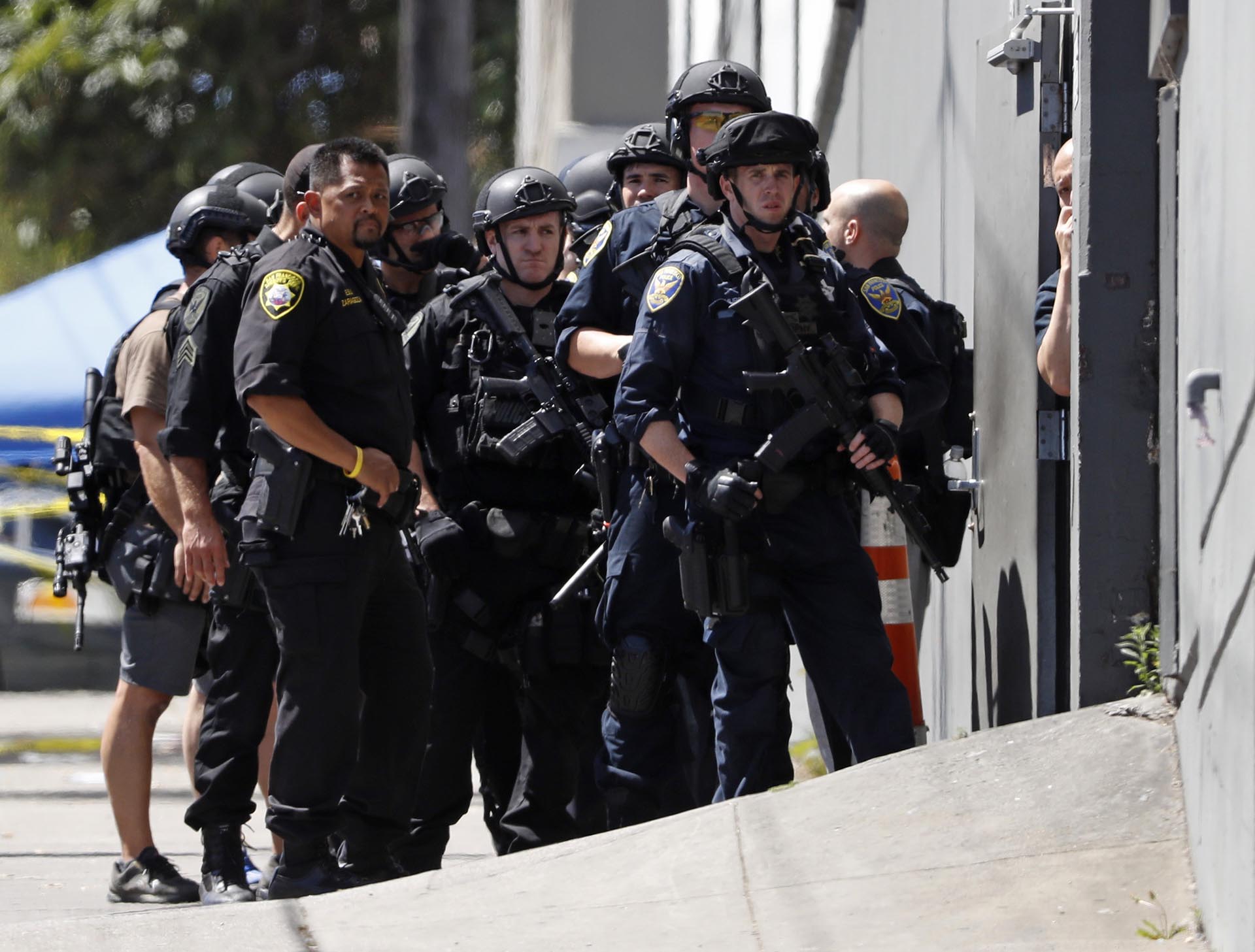 Policías se reúnen frente a una instalación del servicio postal United Parcel Service (UPS) tras un tiroteo en San Francisco, California