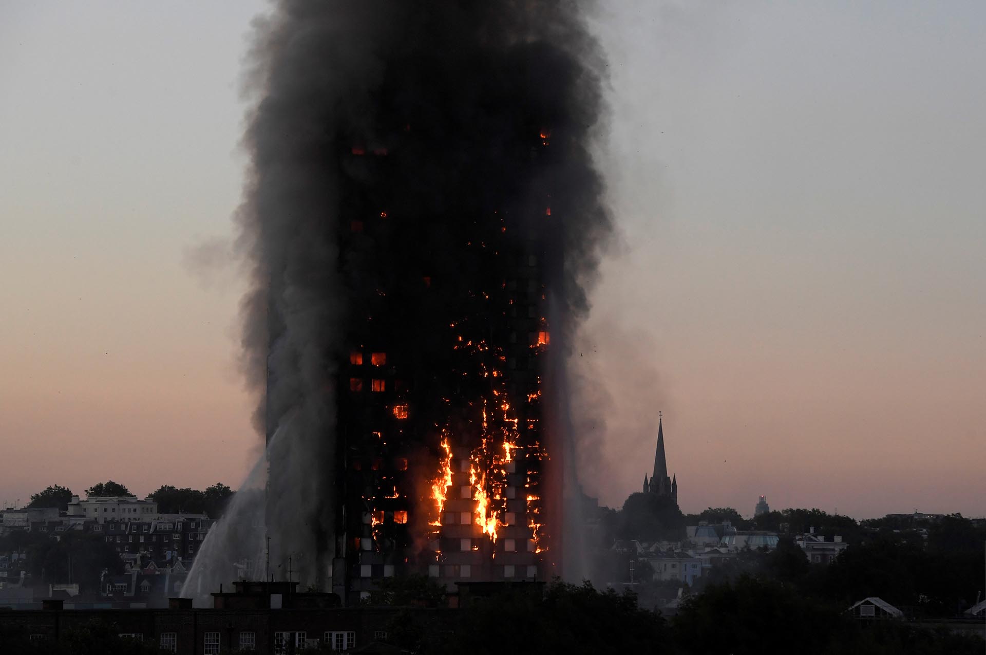 Las llamas y el humo se agitan mientras los bomberos hacen frente al incendio de la Torre Grenfell en Londres
