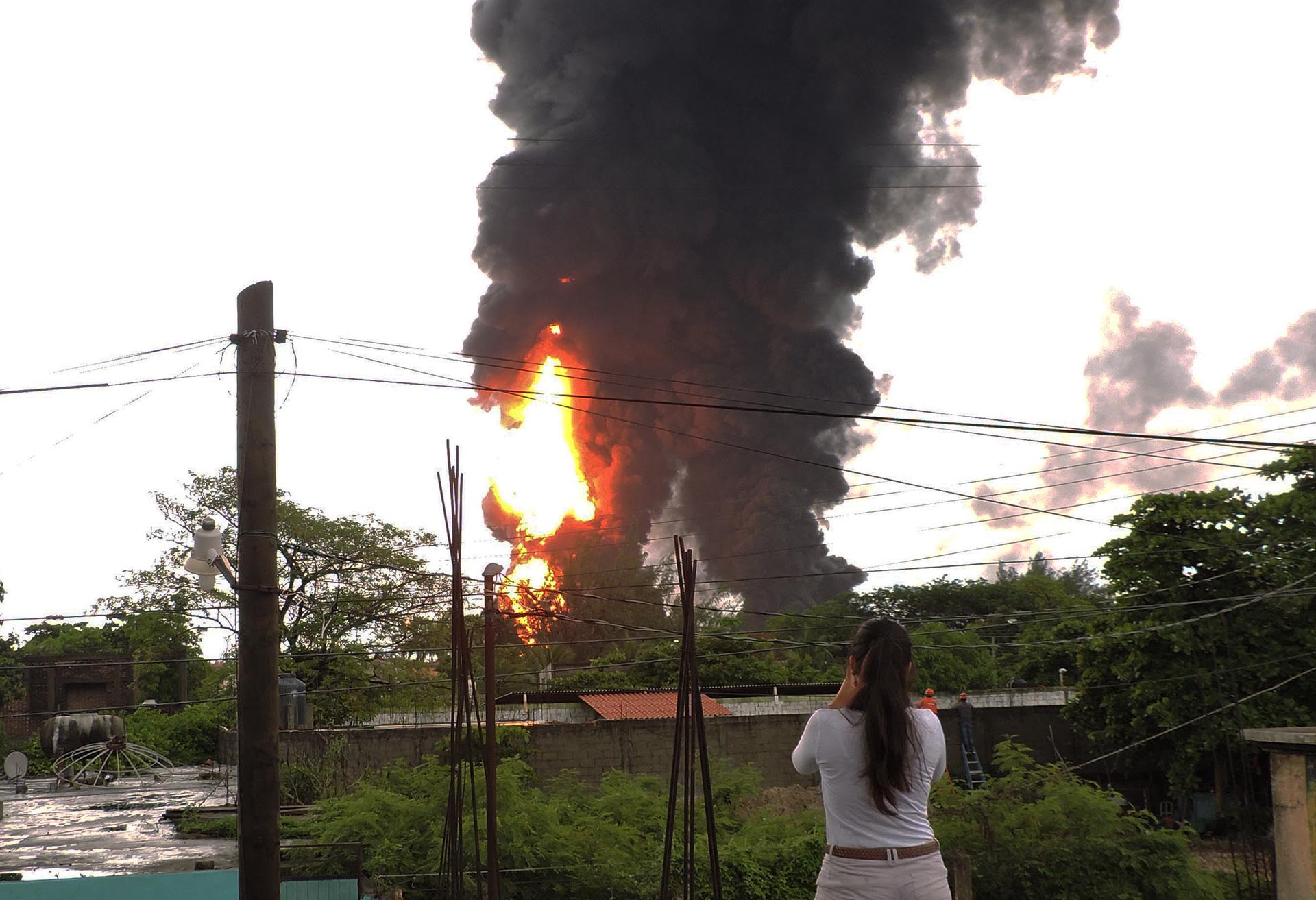 Fotografía de la columna de humo por una explosión en las instalaciones de una refinería en Salina Cruz, en el sureño estado de Oaxaca