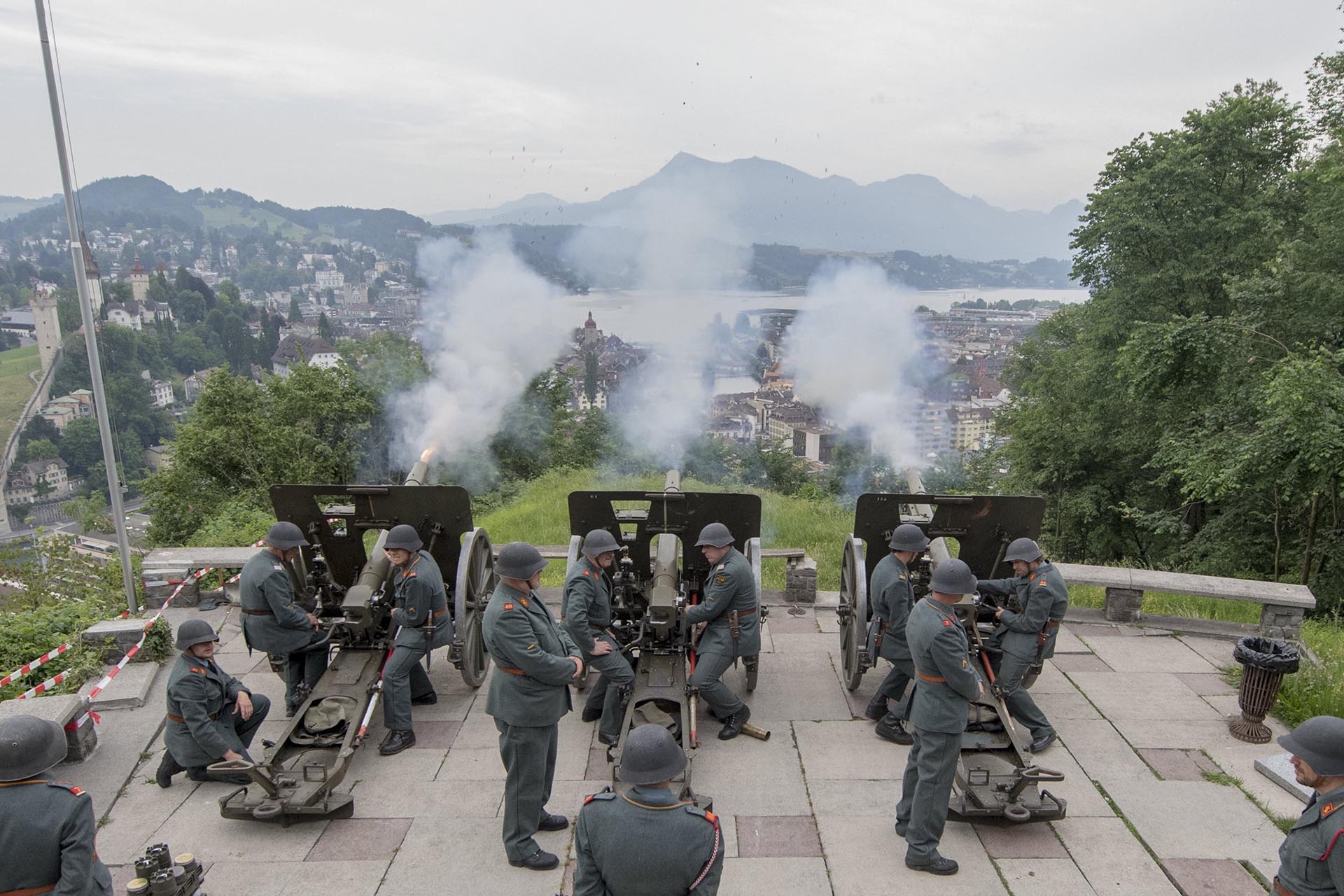 Los artilleros “Herrgottskanoniere Luzern” lanzan un saludo de doce cañones para anunciar la Fiesta de Corpus Christi, en la colina Guetsch sobre Lucerna, Suiza