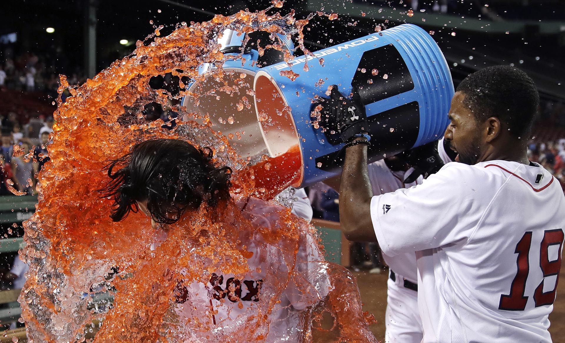 Andrew Benintendi, de Boston Red Sox, es sorprendido por Jackie Bradley Jr. en el partido de béisbol contra los Phillies de Filadelfia en Fenway Park en Boston