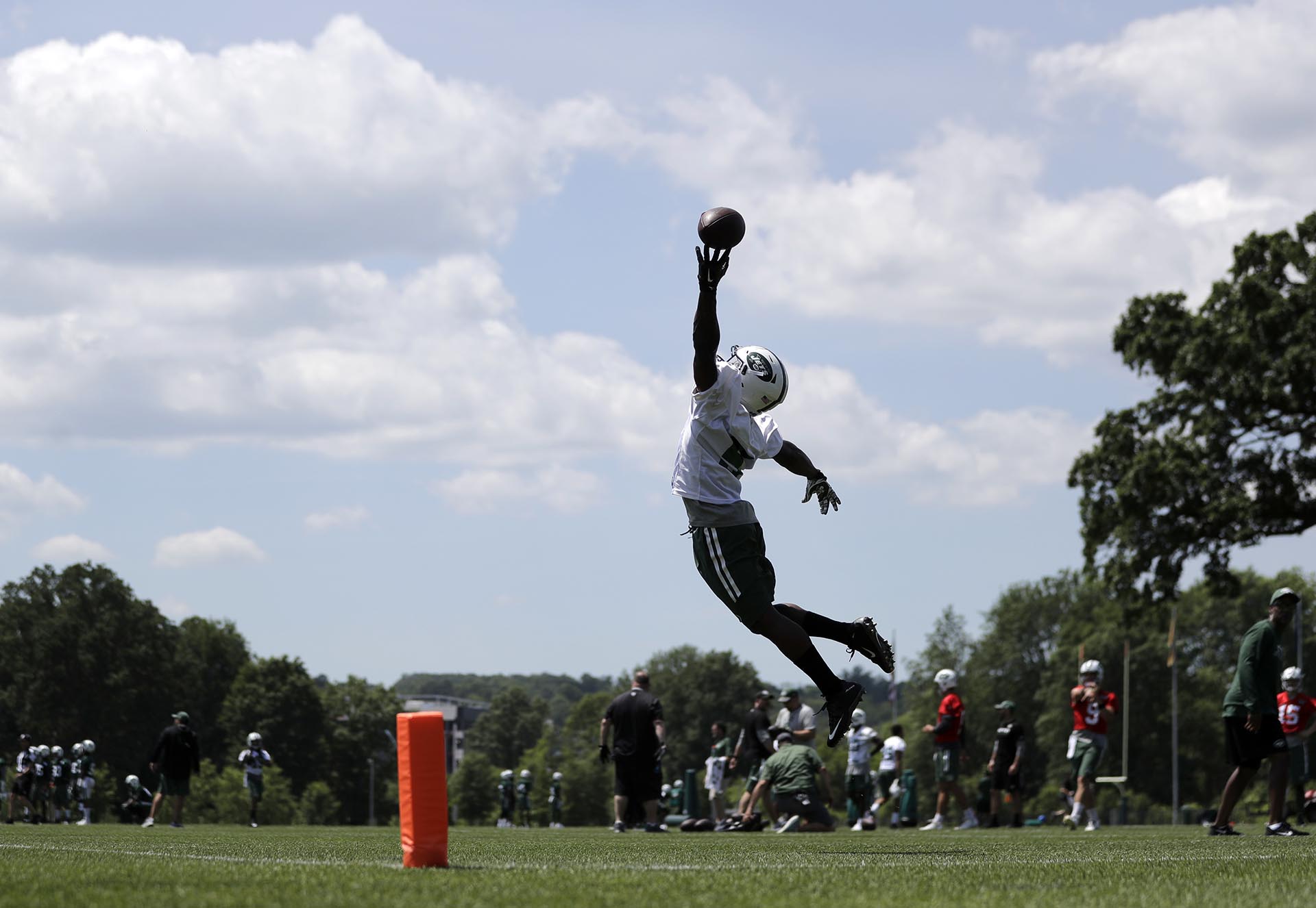 Willie Quinn, de los New York Jets, intenta conseguir un pase de Bryce Petty durante una práctica de la NFL