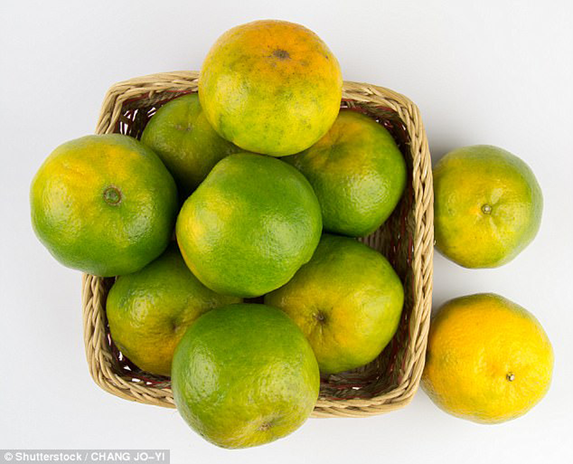 El alto contenido de vitamina C presente el los cítricos (naranja, pomelo, mandarina, lima, limón) es esencial para la síntesis de colágeno en el organismo presente en la piel y tejidos