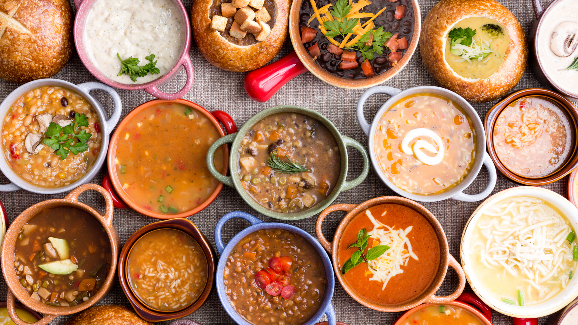 Si se comen ensaladas, una buena opción es consumir previamente un caldo de vegetales (iStock)