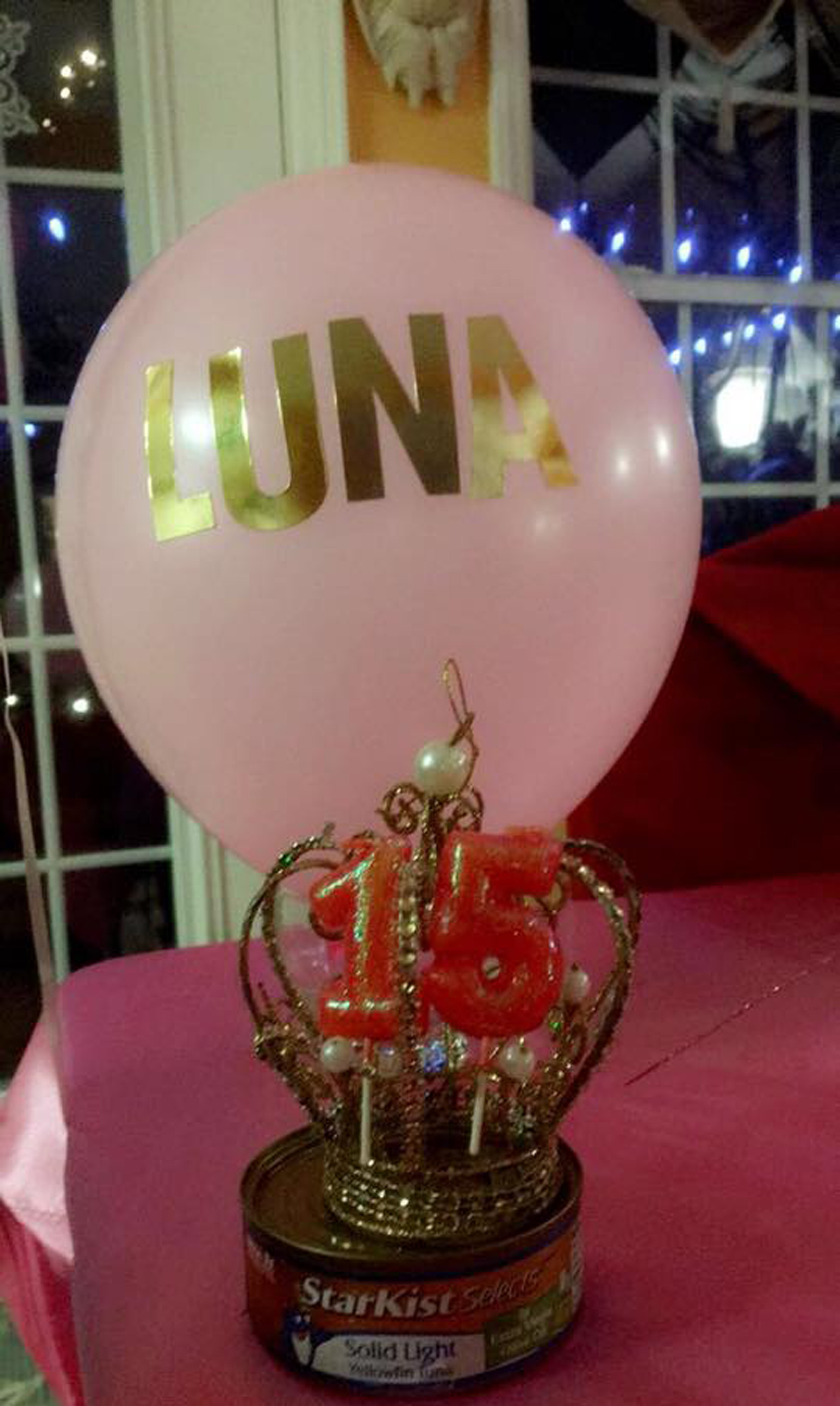Uno de los regalos más preciados fue su alimento para gatos bajo en calorías (Facebook Quinceañera Cat)