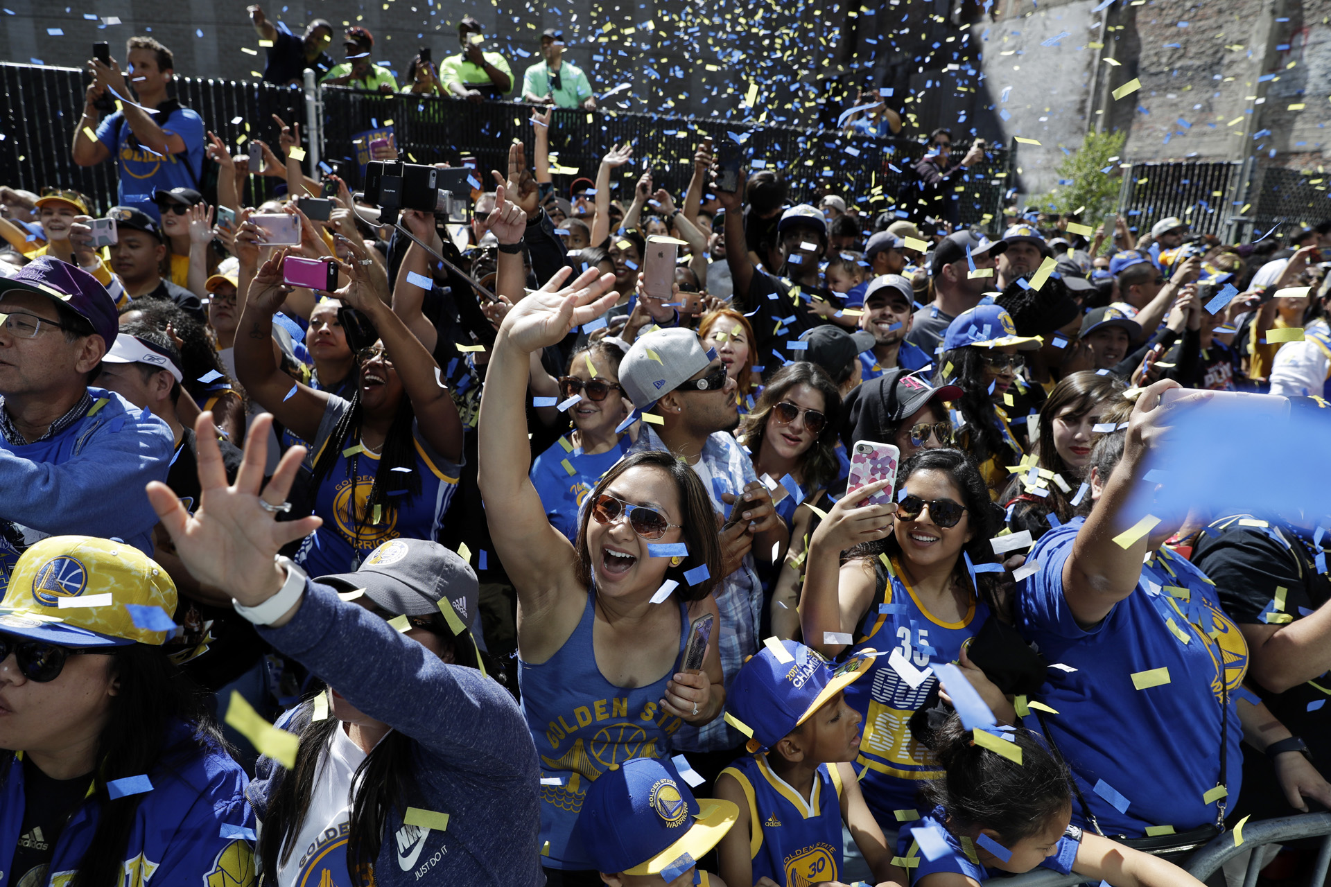 Los campeones recorrieron las calles de Oakland en un bus destechado