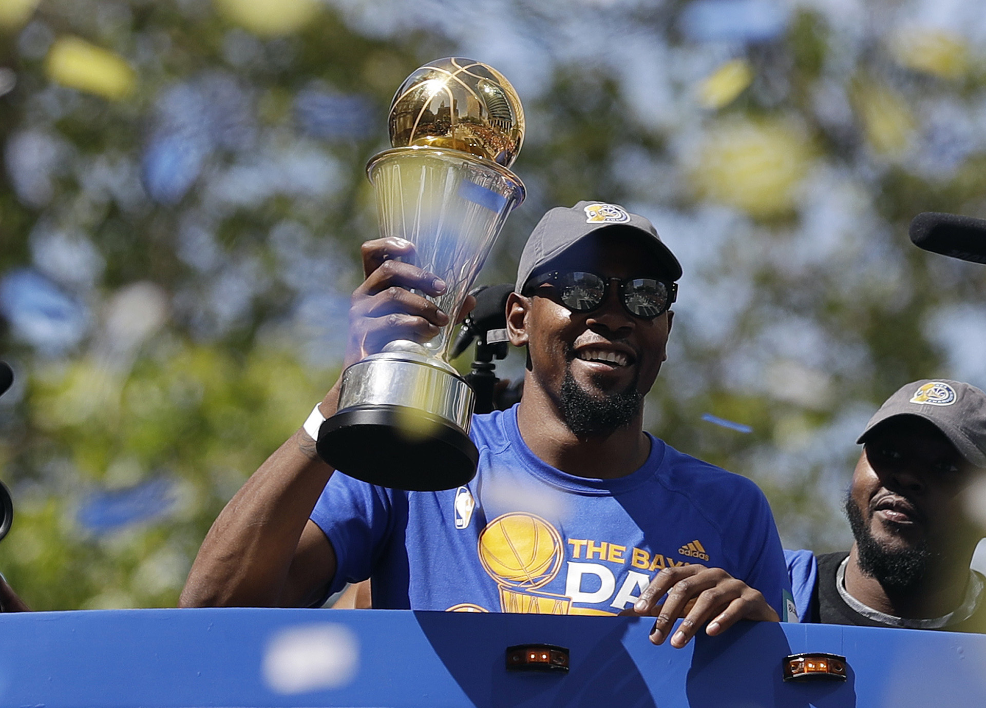 Kevin Durant llegó como refuerzo para esta temporada y ya gritó campeón