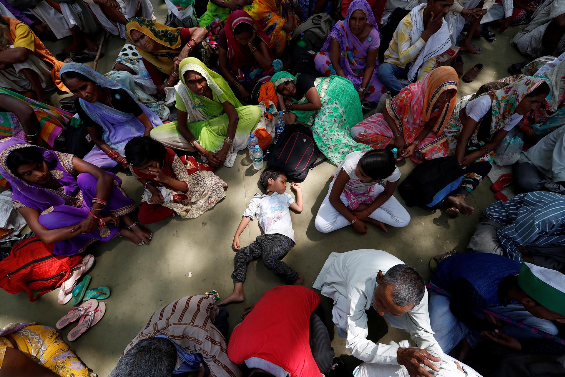 Un niño duerme mientras los agricultores asisten a una protesta contra el asesinato de seis campesinos durante los enfrentamientos de la semana pasada en el estado de Madhya Pradesh, en Nueva Delhi, India
