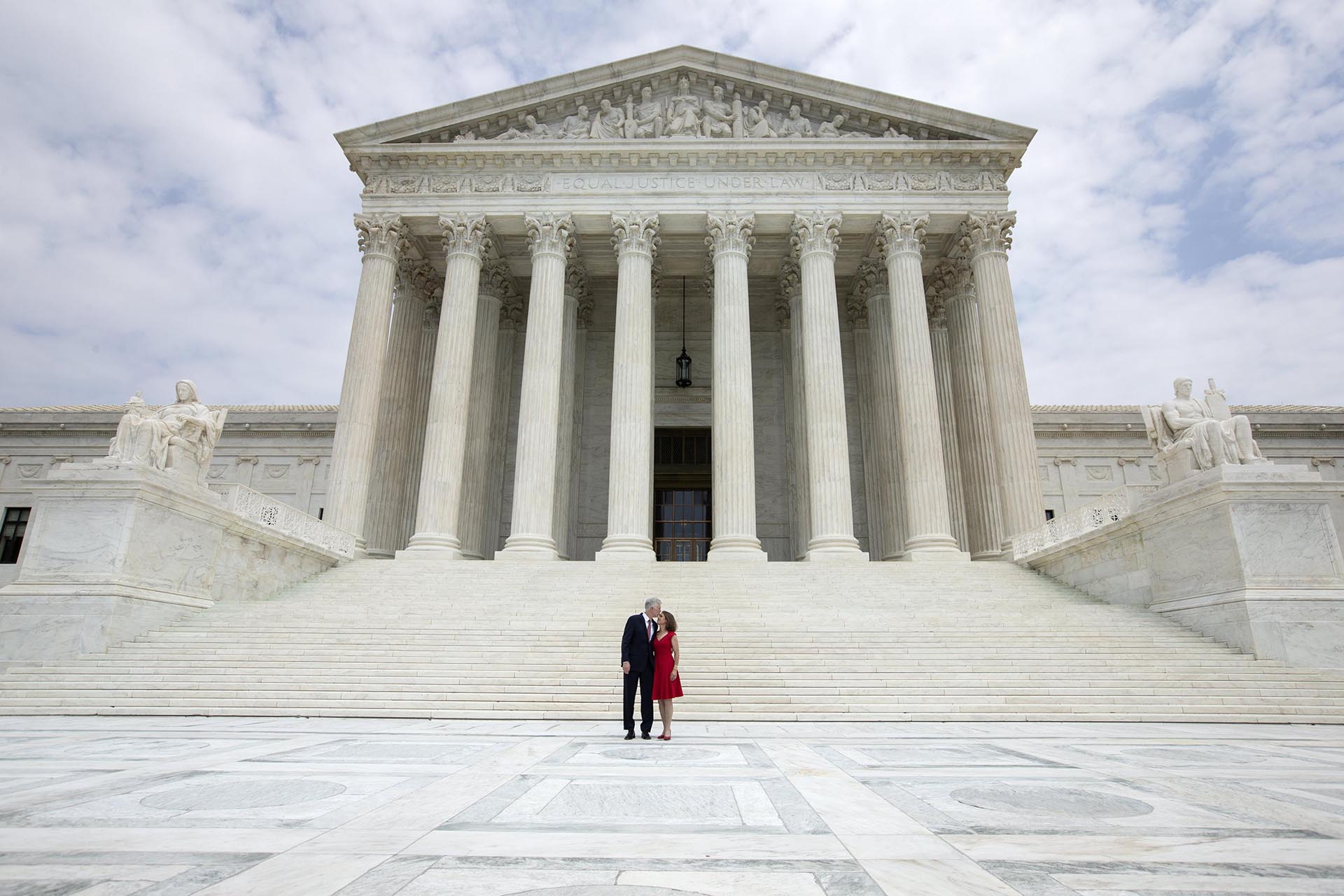 El juez asociado Neil Gorsuch posa junto a su esposa Louise Gorsuch en la parte baja de las escaleras del Tribunal Supremo tras la ceremonia de investidura en Washington. Tras una batalla partidaria de 14 meses, Gorsuch fue confirmado por el Senado en abril de 2017 para llenar el puesto vacante por la muerte del magistrado Antonin Scalia