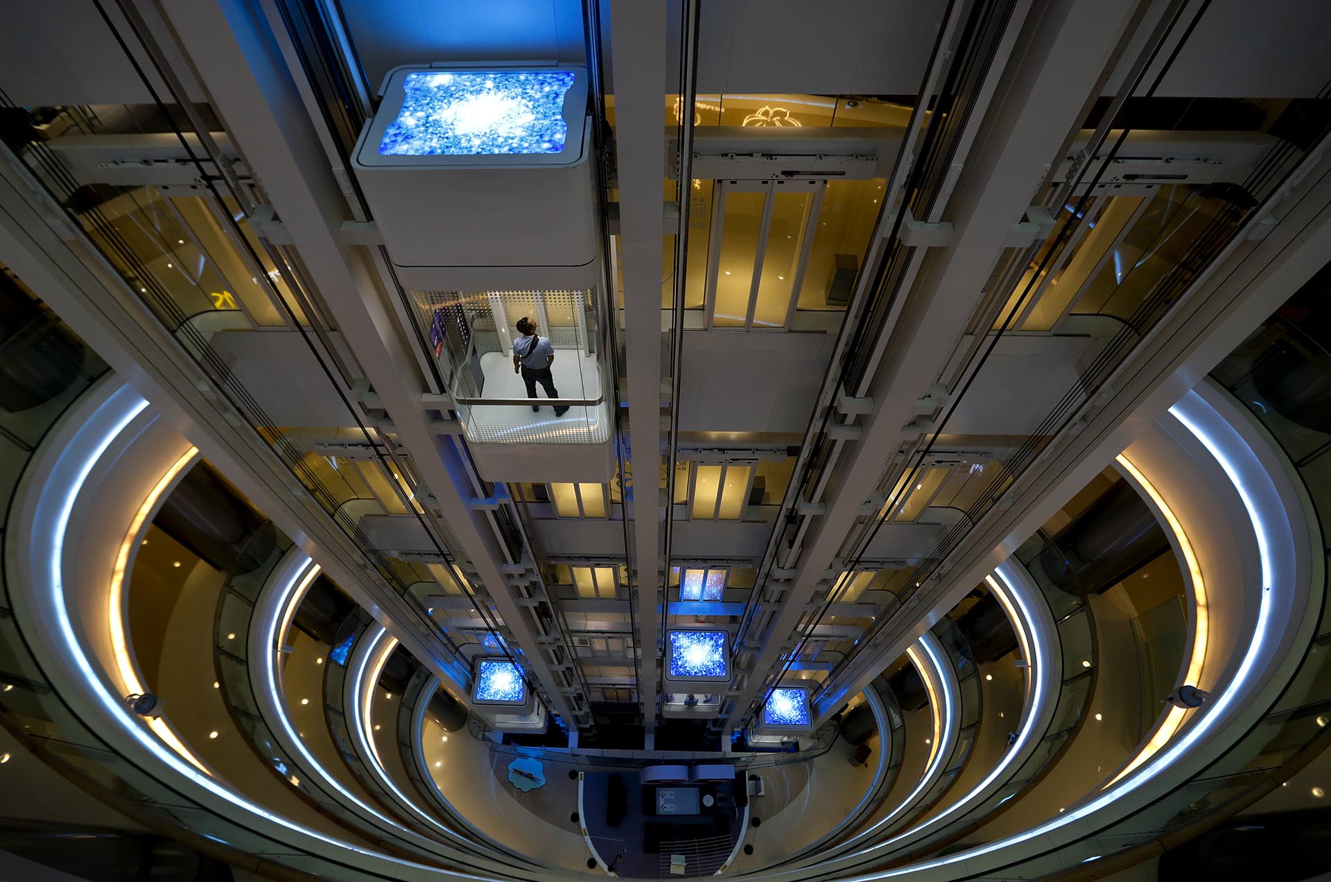 Un hombre toma un ascensor en un centro comercial gigante recién abierto en Pekín