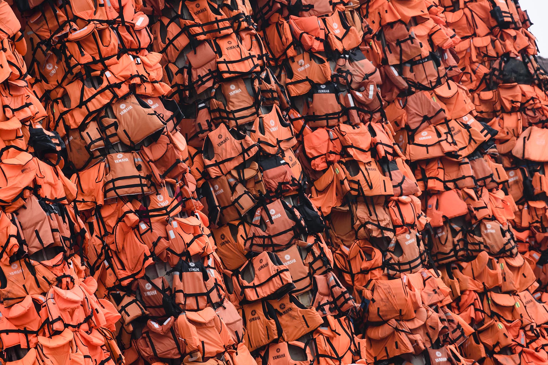 Una instalación de Ai Weiwei que exhibe chalecos salvavidas para refugiados, en Berlín. Los chalecos fueron abandonados por los refugiados que cruzaron desde el mar a Turquía o Grecia.. (Foto Clemens Bilan/Getty Images)